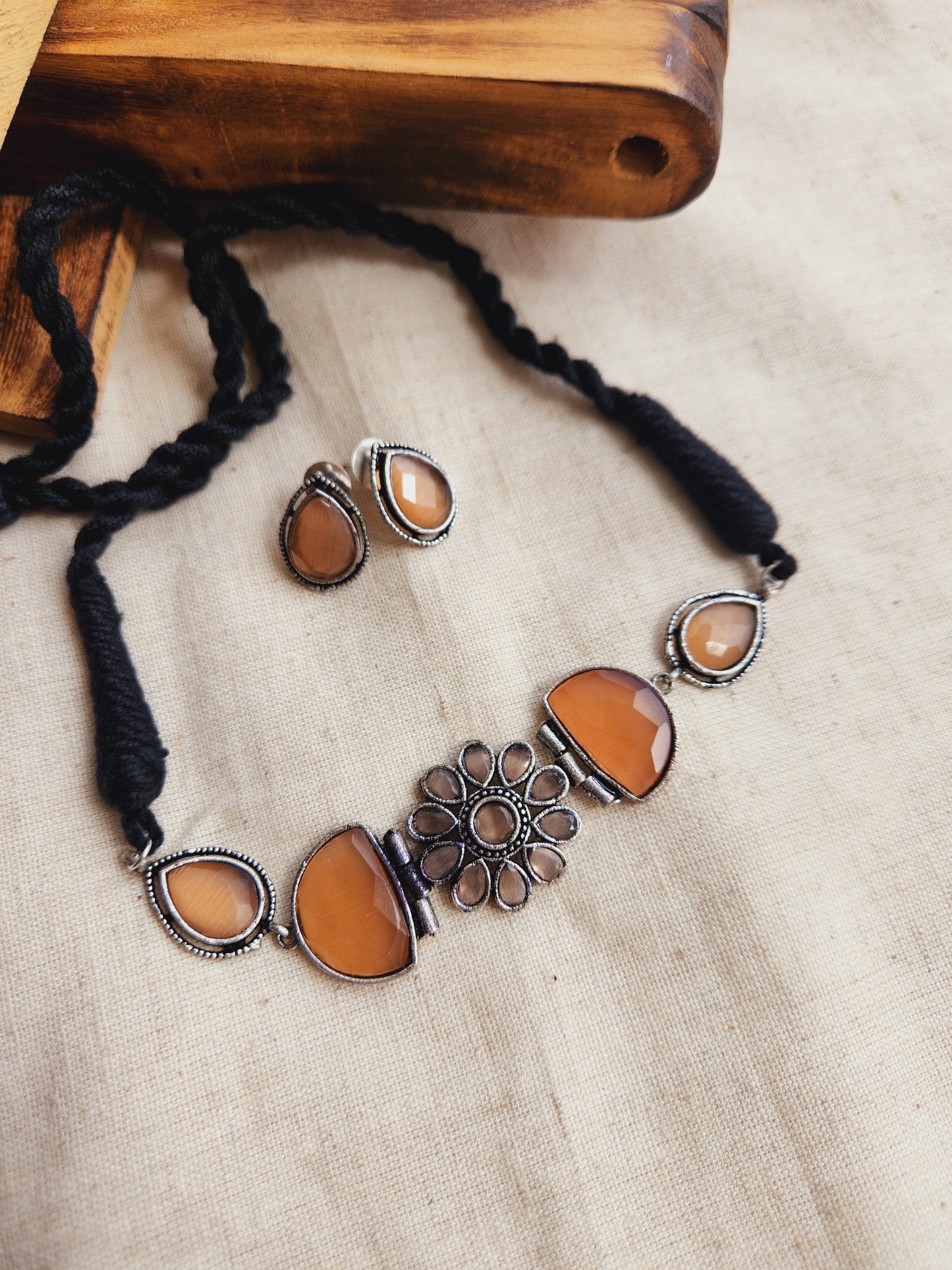 Moh stone choker