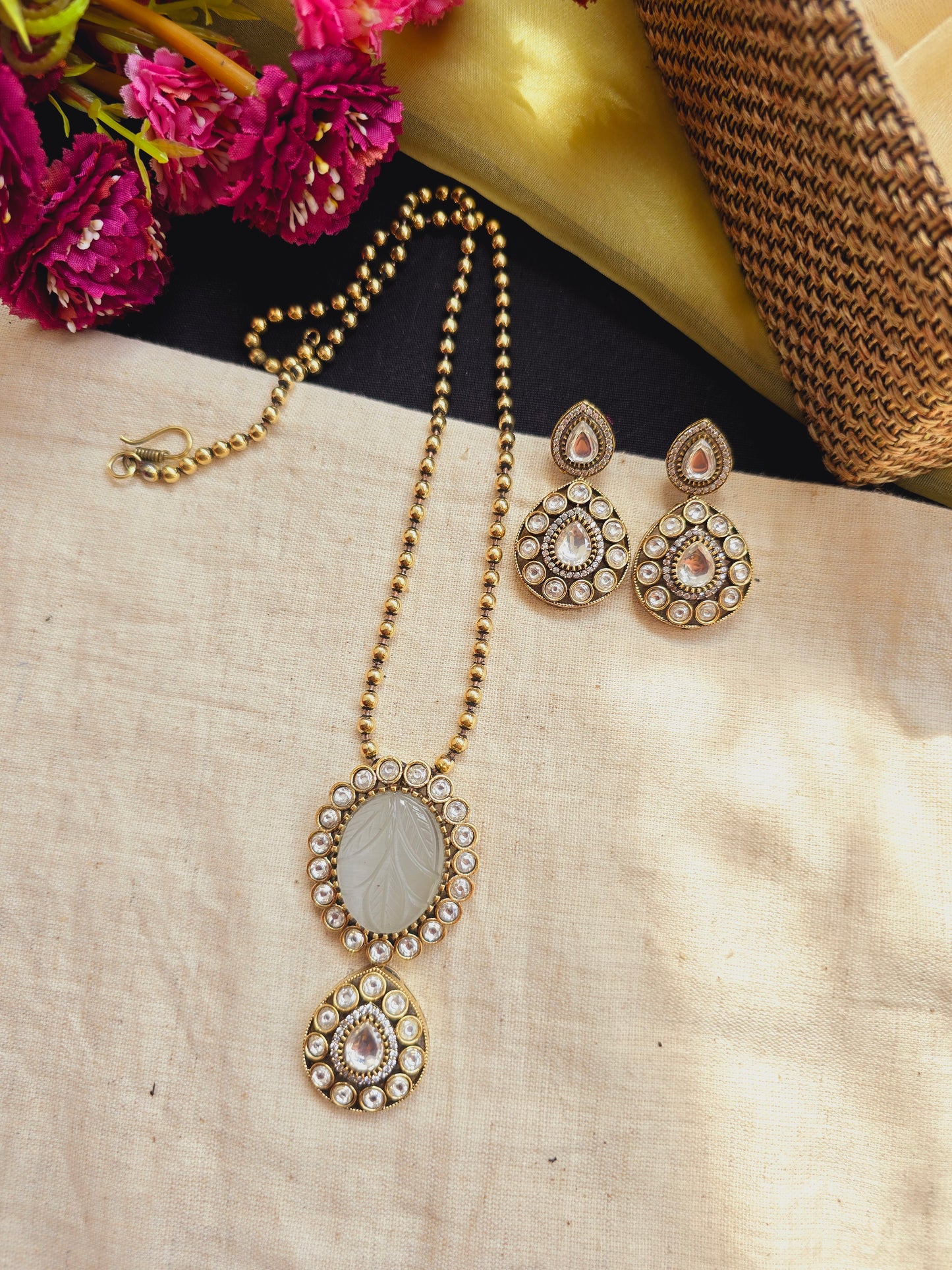 Victoria necklace set