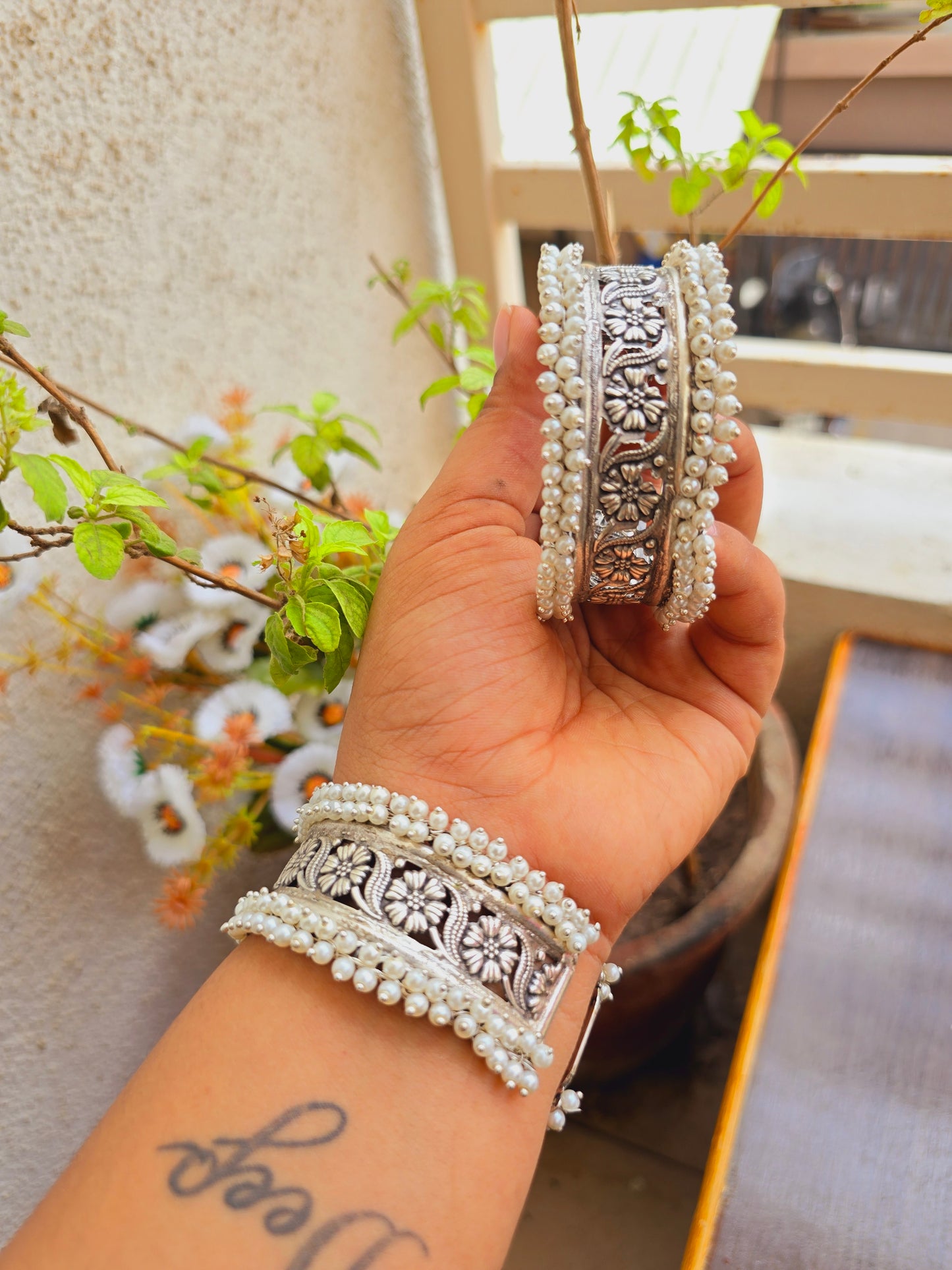 Lata Silver pearl handcuff