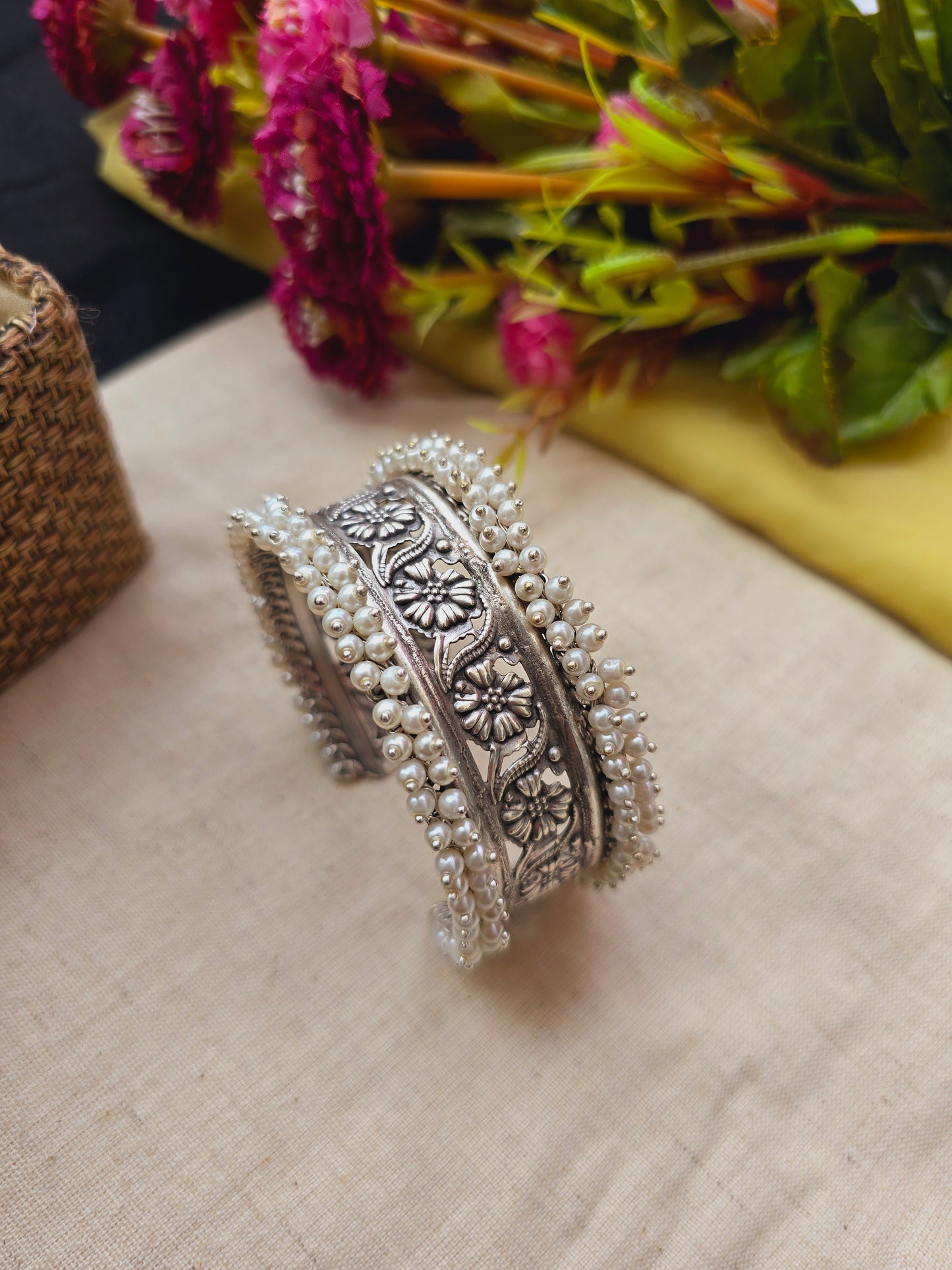 Lata Silver pearl handcuff