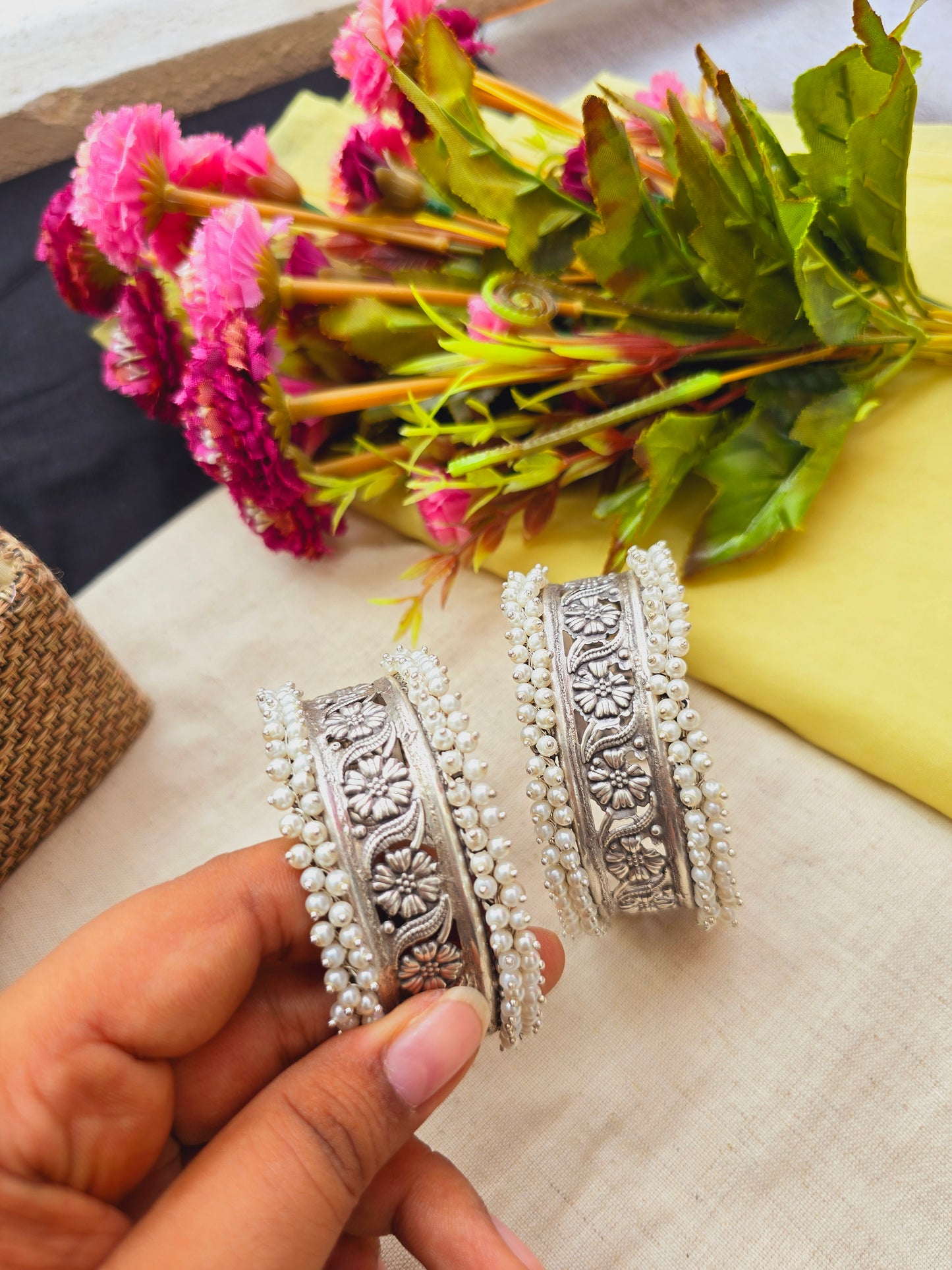 Lata Silver pearl handcuff