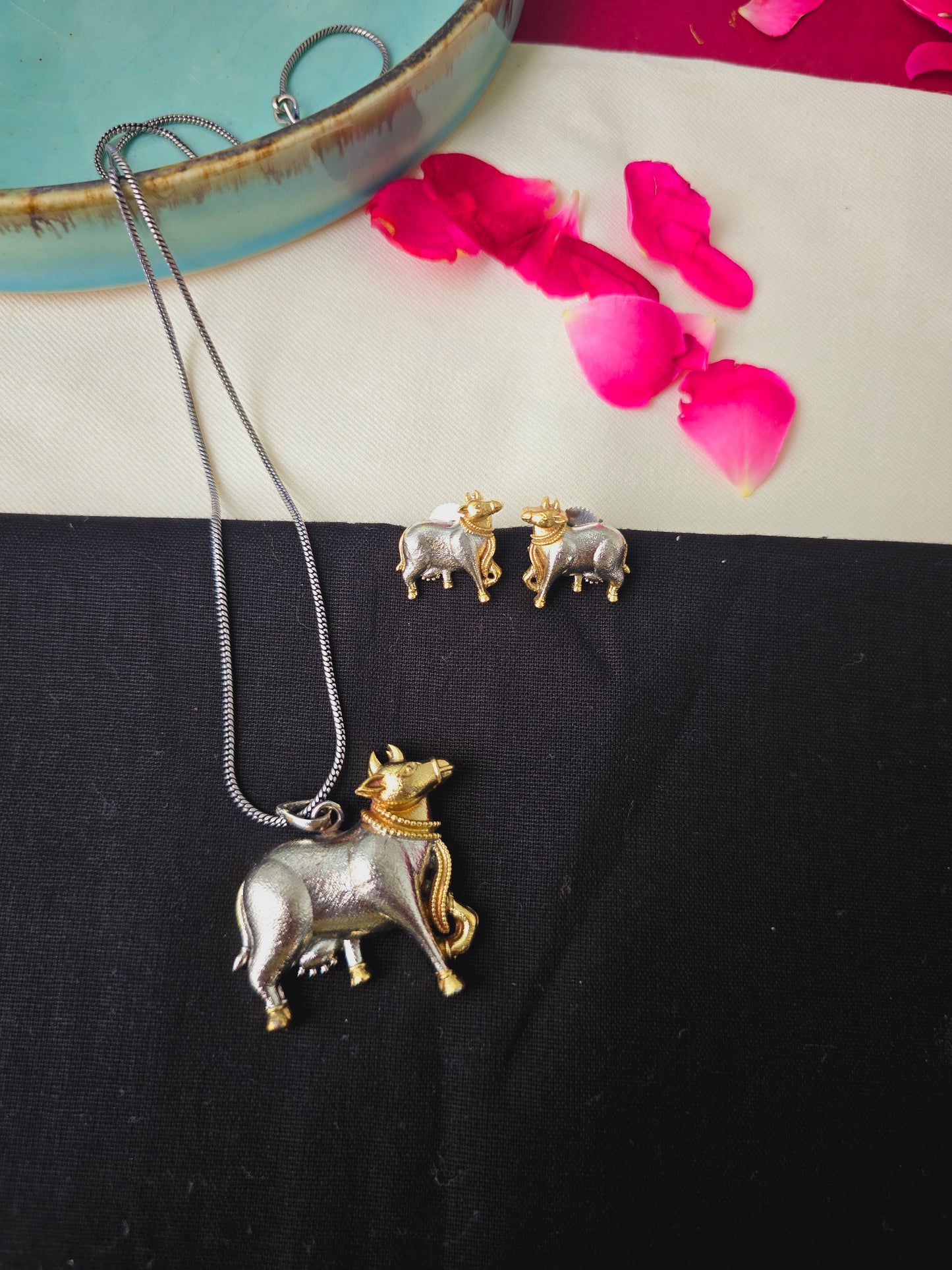 Shreya Minimal Nandi necklace