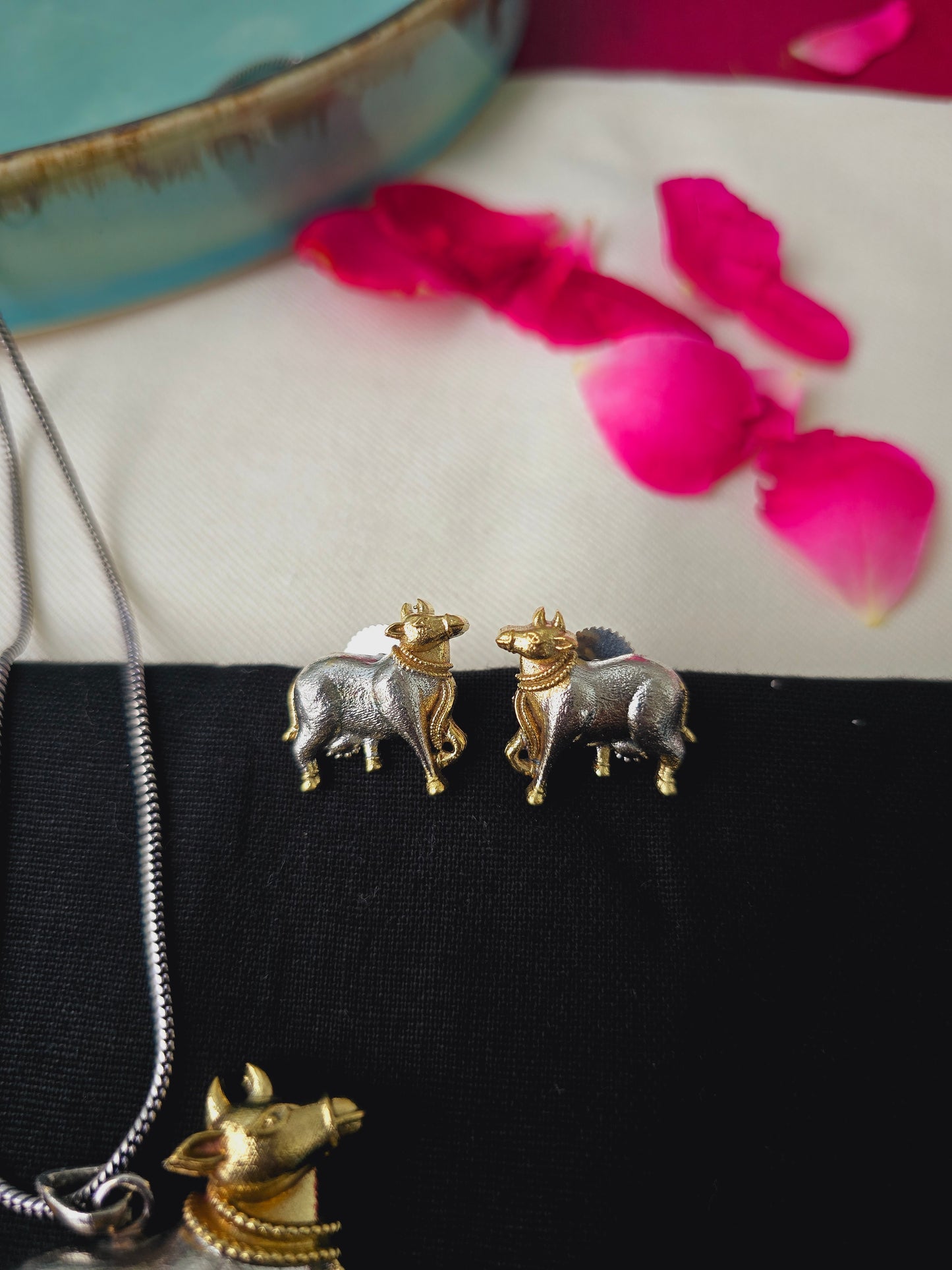 Shreya Minimal Nandi necklace