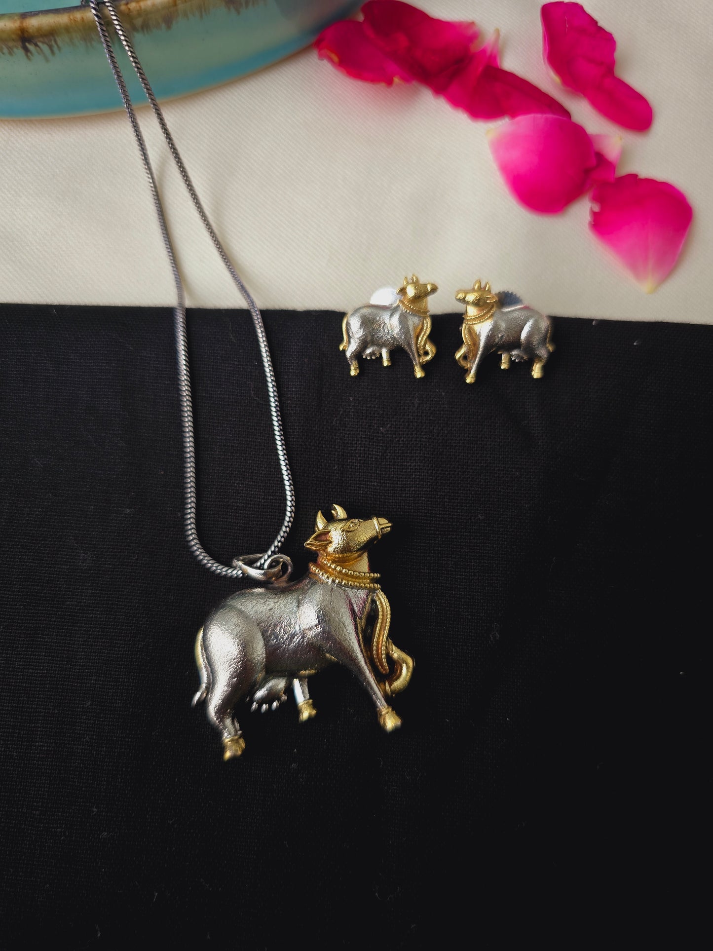 Shreya Minimal Nandi necklace