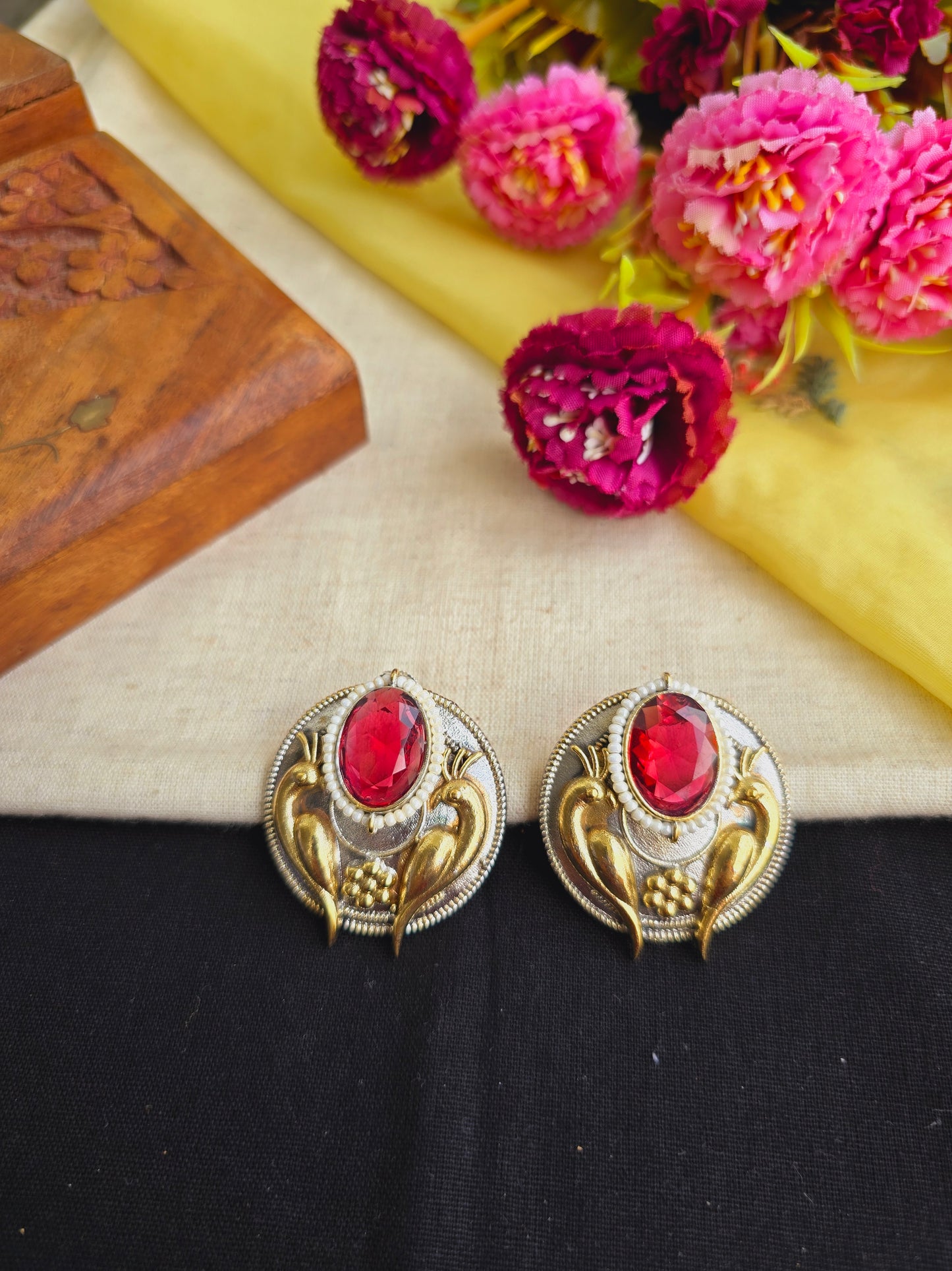 Dual tone parrot studs