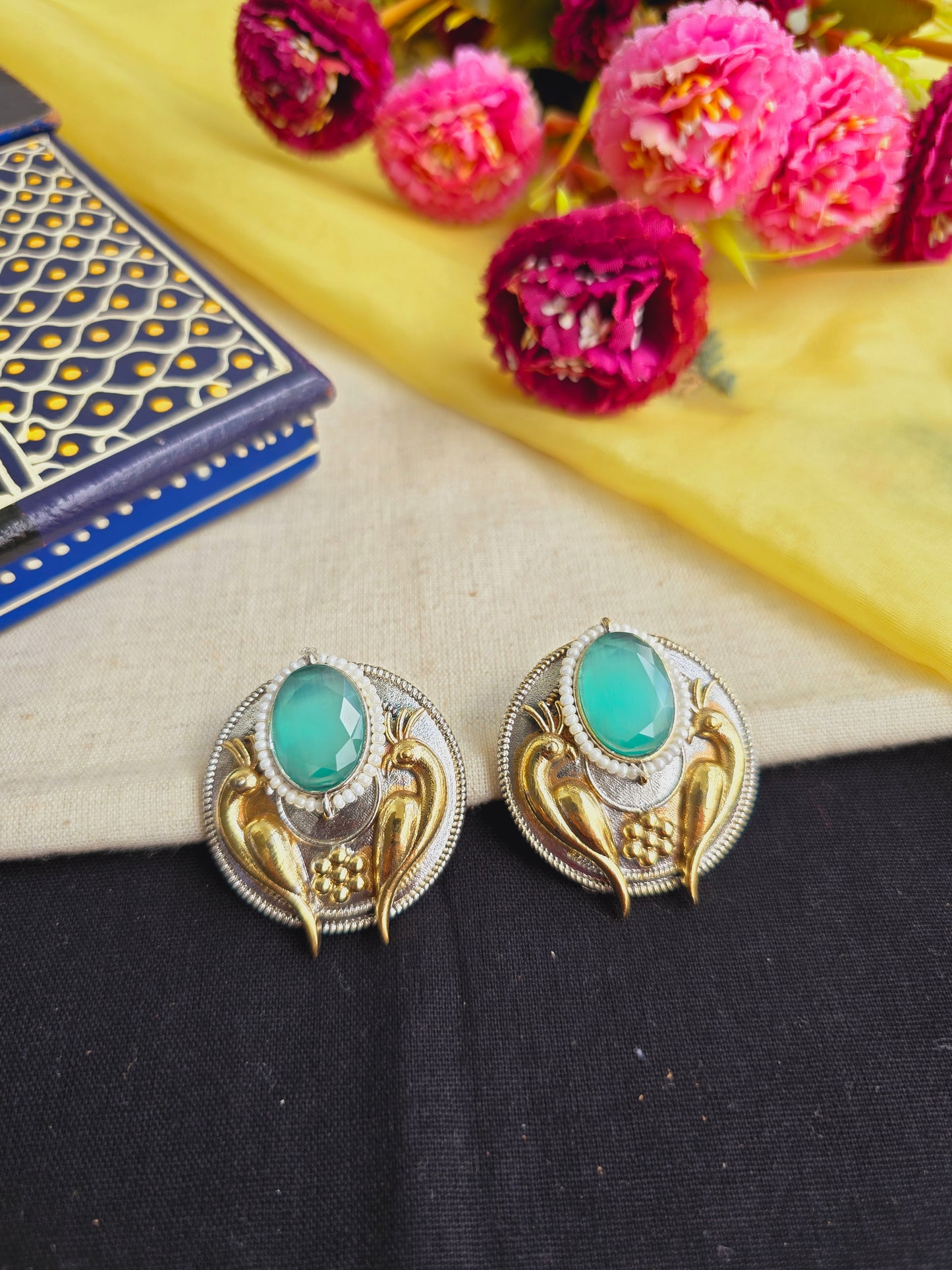 Dual tone parrot studs