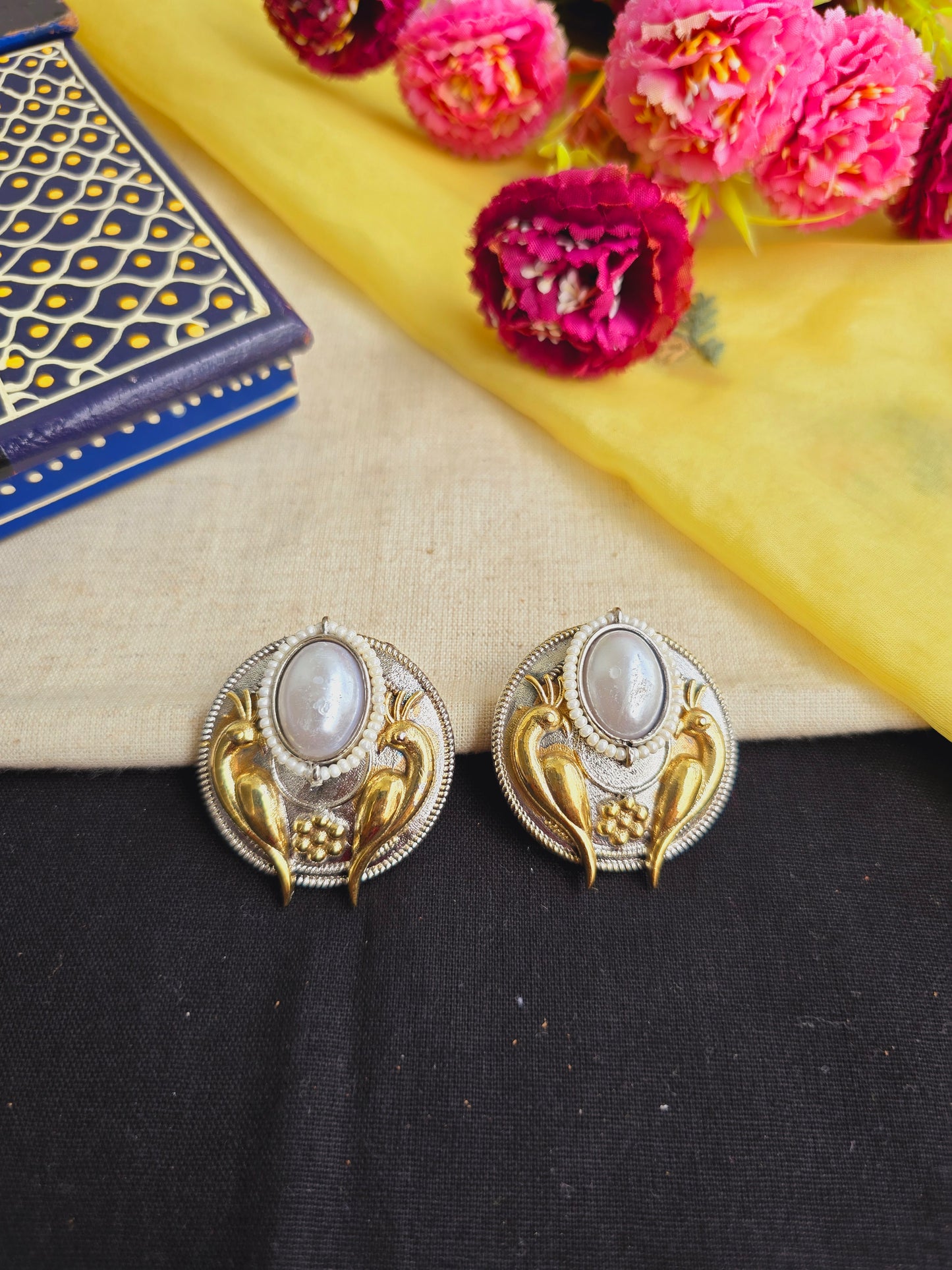 Dual tone parrot studs