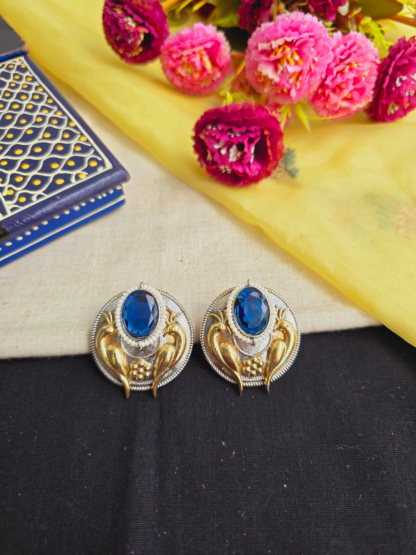 Dual tone parrot studs