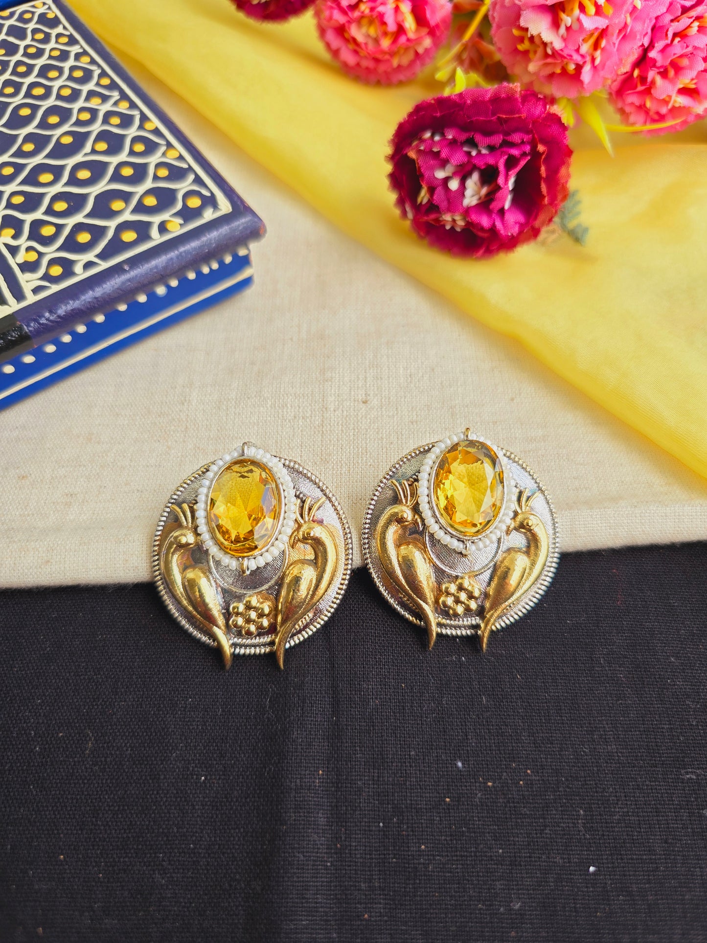 Dual tone parrot studs