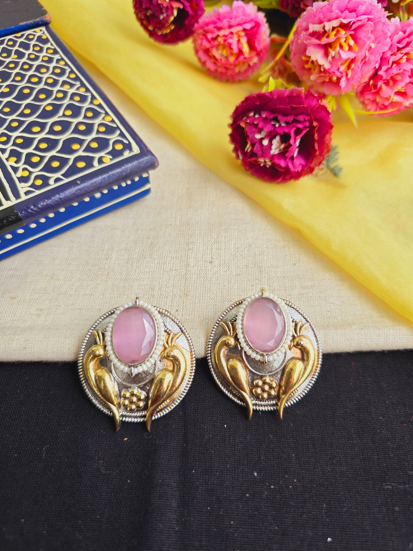 Dual tone parrot studs