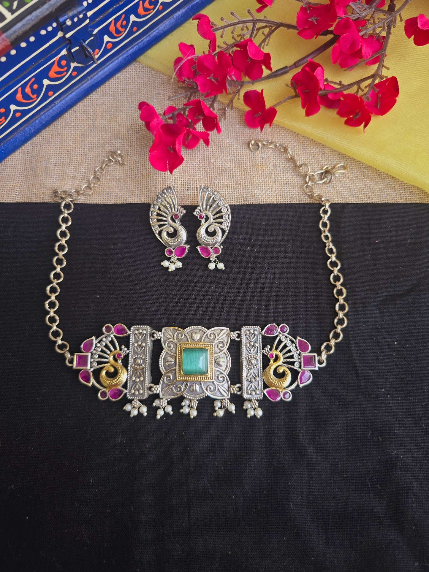 Dual tone square stone choker