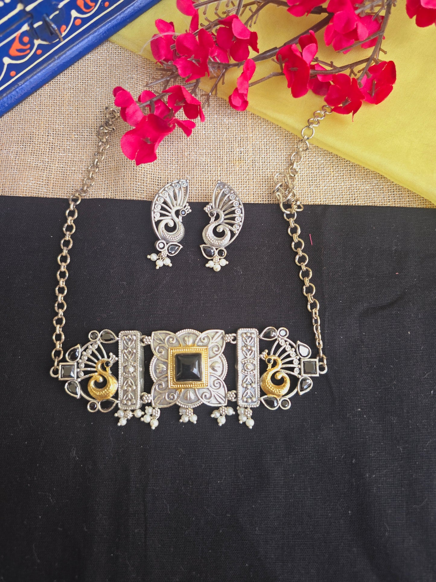 Dual tone square stone choker