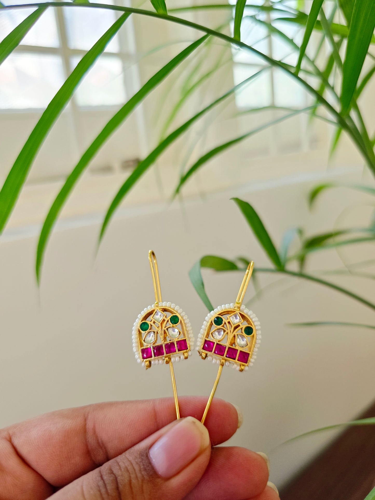 Mahal needle earcuff