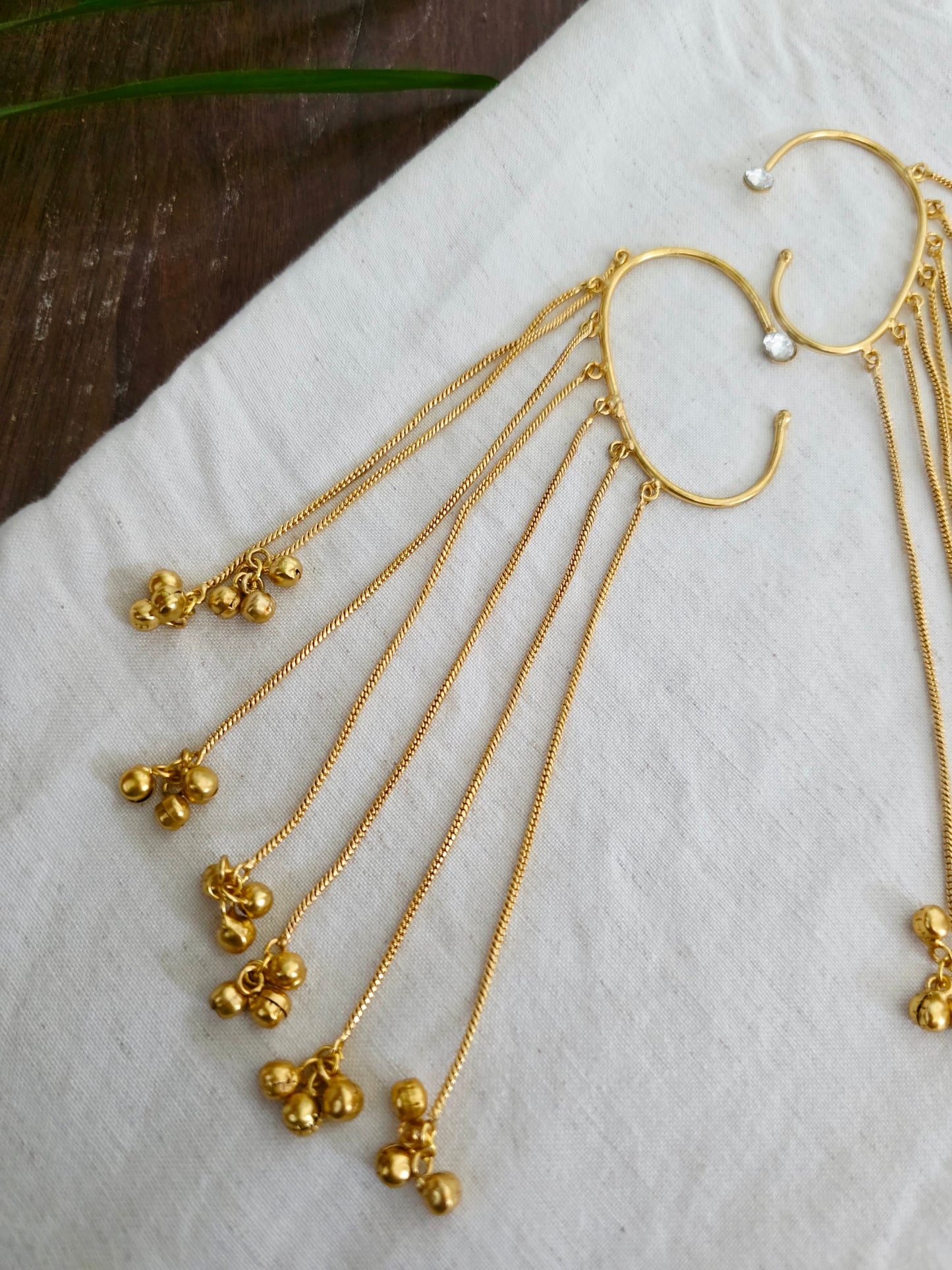 Hanging earcuffs