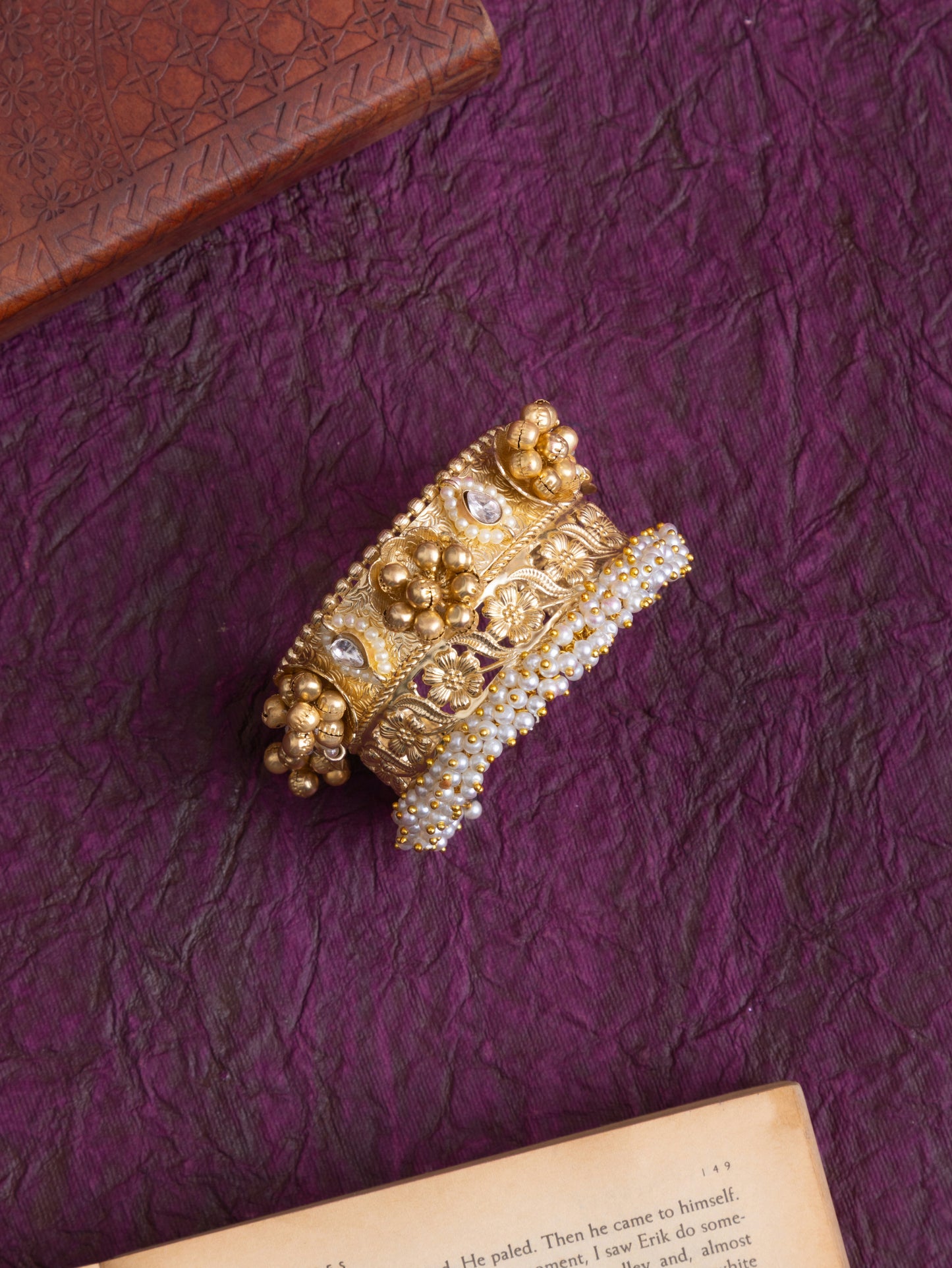 Bubbles & pearls gold handcuff