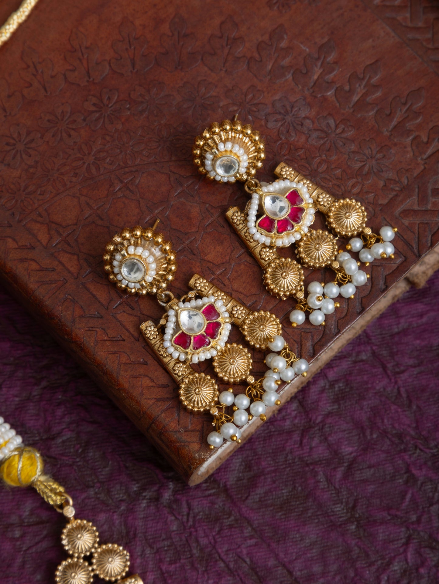 Leela fusion kundan gold choker