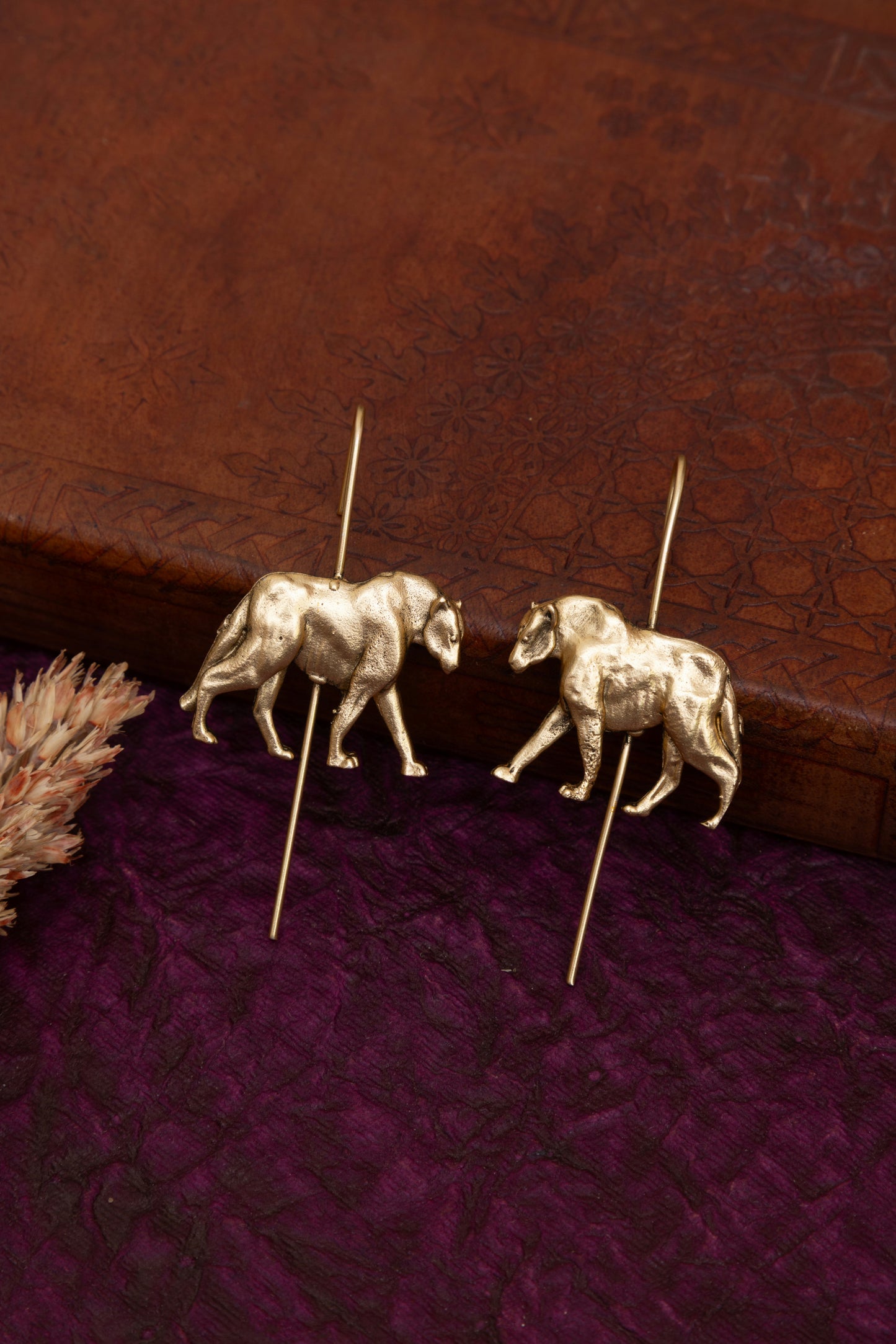 Jaguar needle gold earcuff