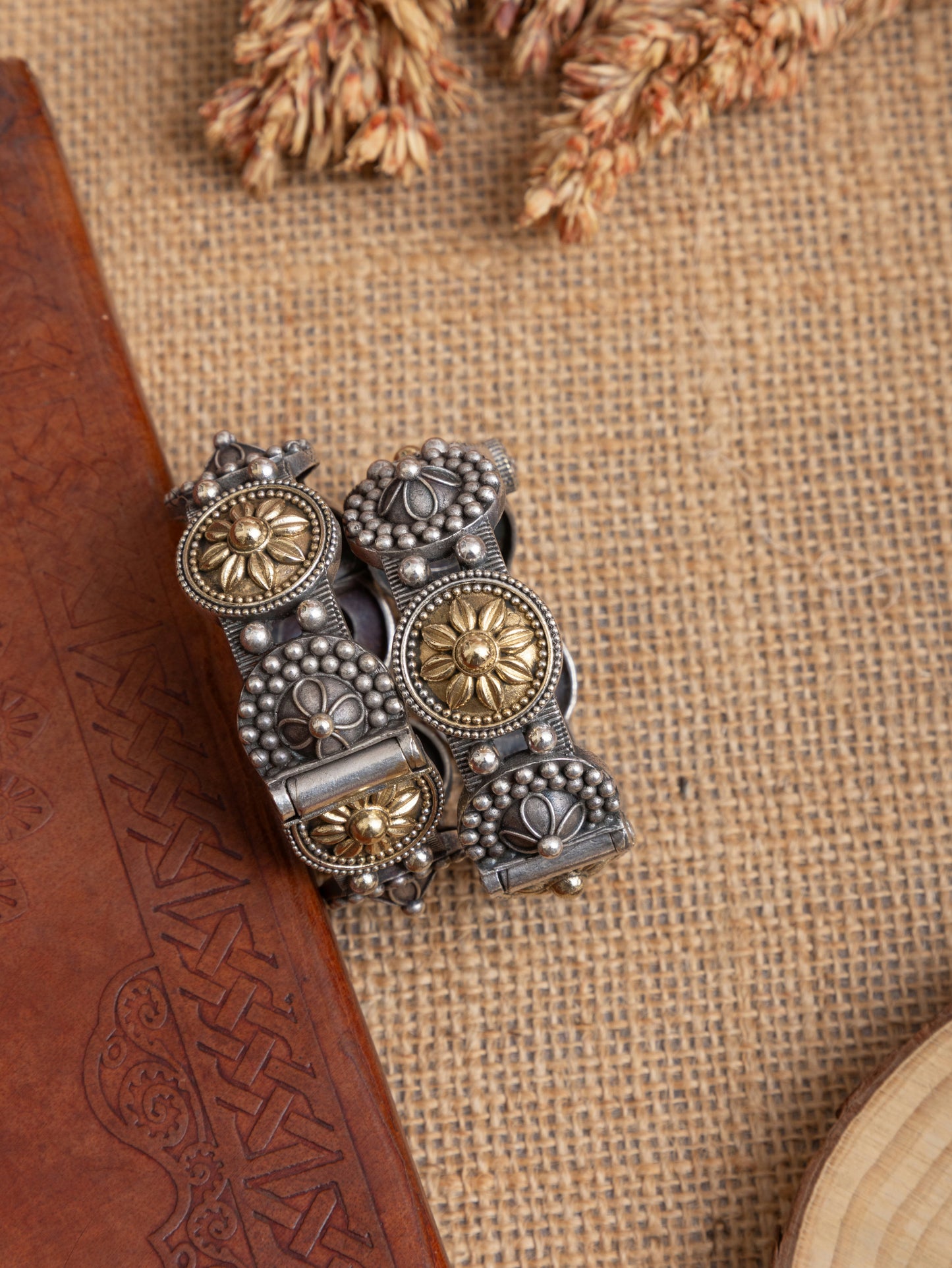 Small size dual tone gumbaj kada