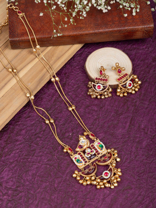 Kyra Rajwadi golden necklace
