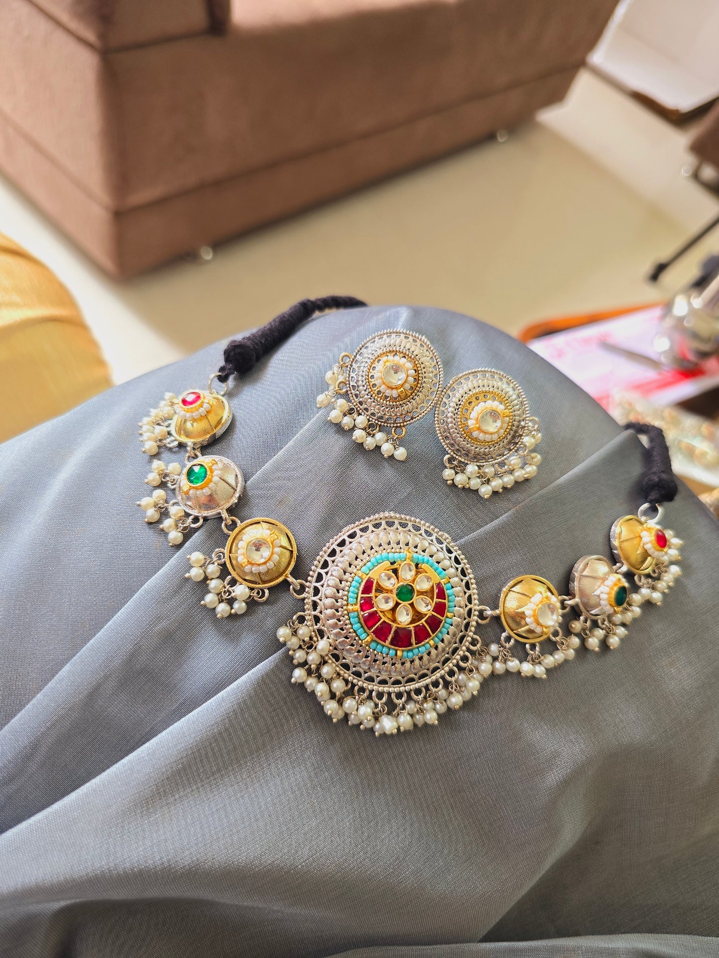 Mughal choker