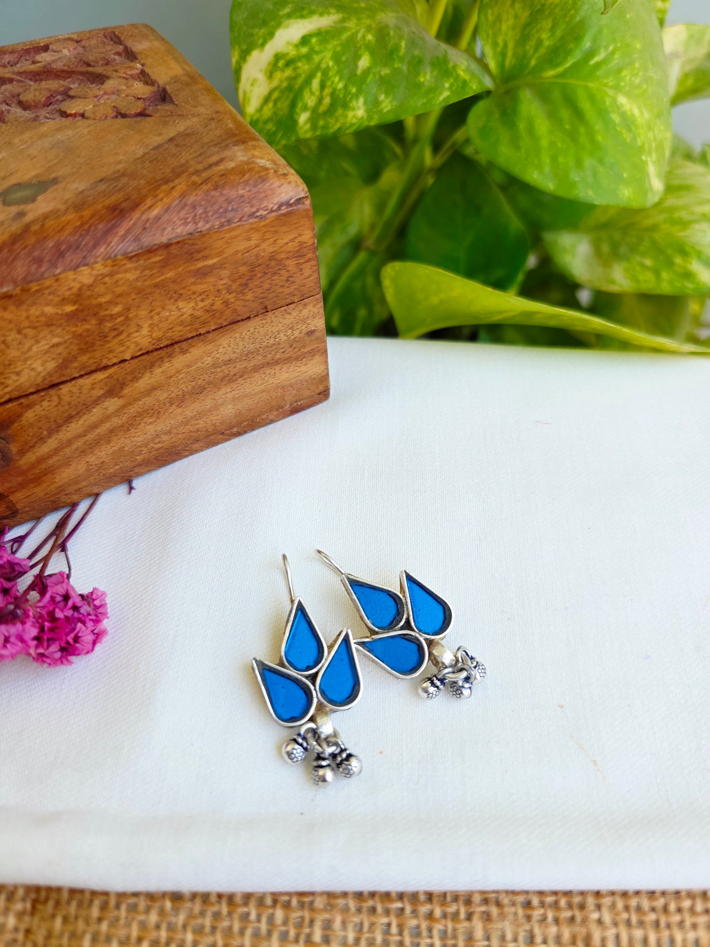 Tri petal glass hooks