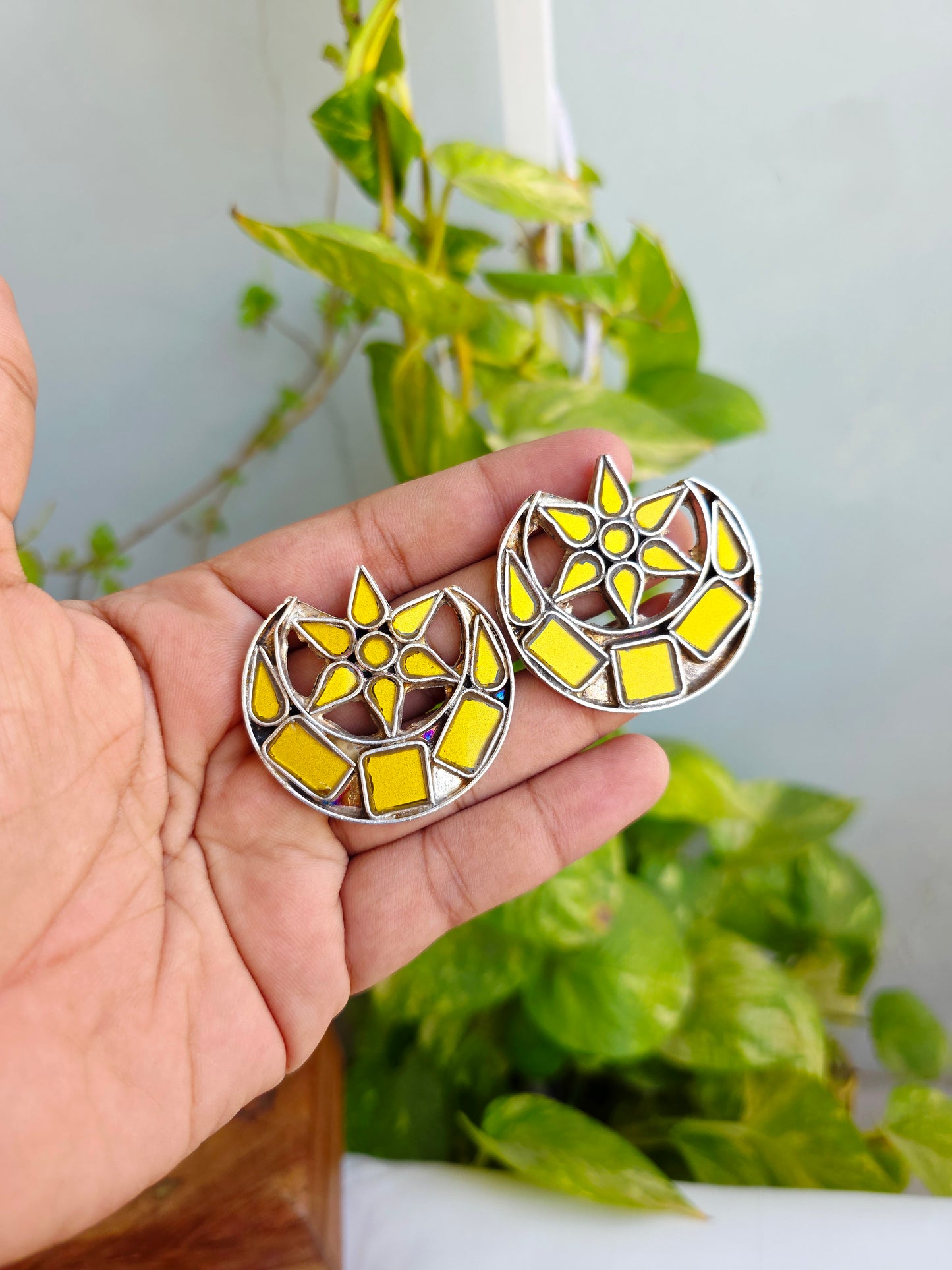 Chand glass studs