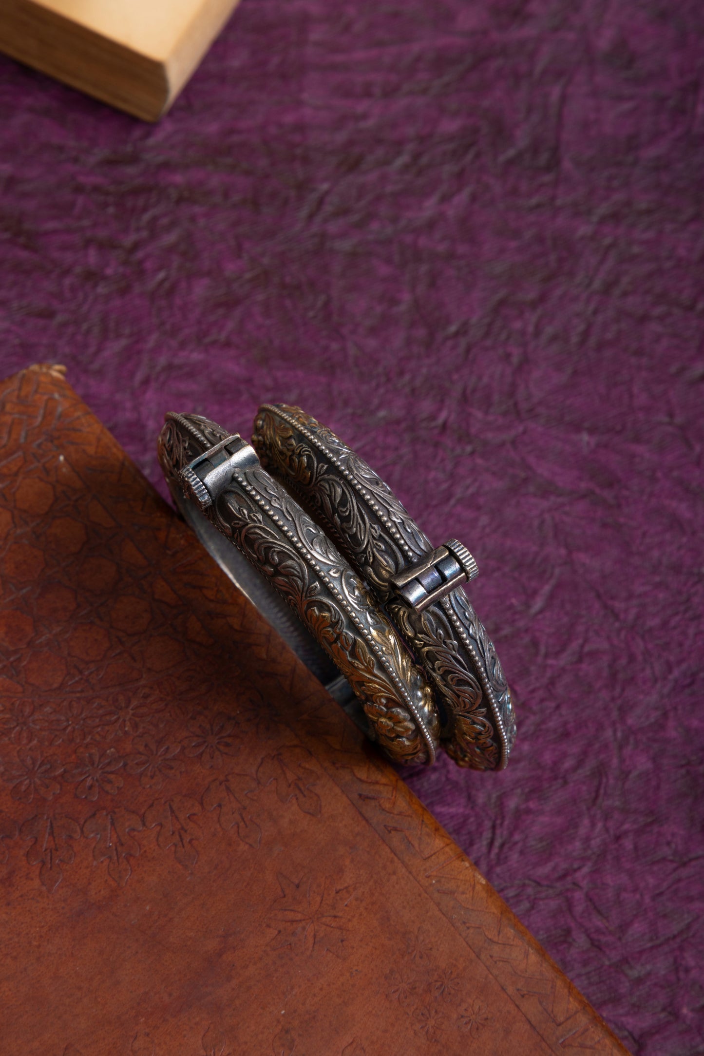 Sravya fusion two tone round large size kada