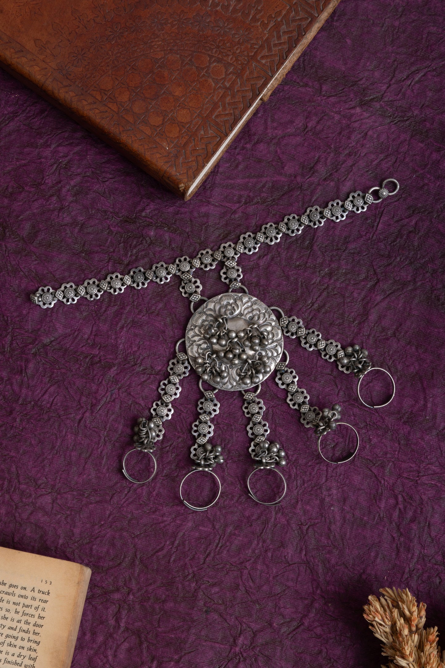 Jamku antique silver hathphool/ pocho