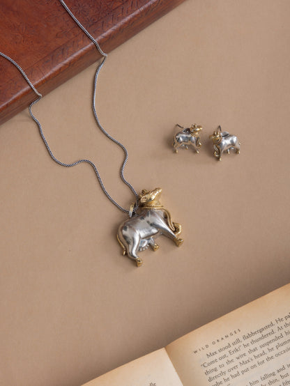 Shreya Minimal Nandi necklace