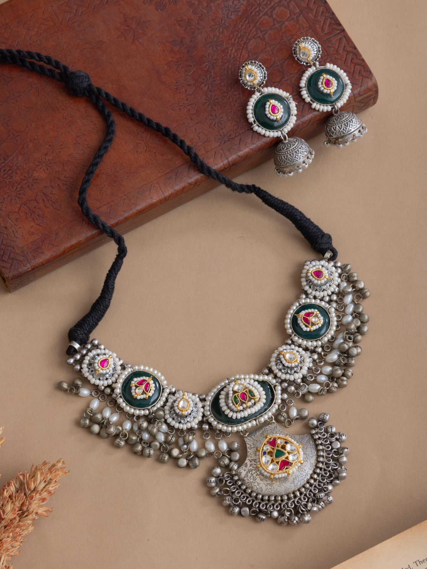 Bhoomi pachi kundan choker