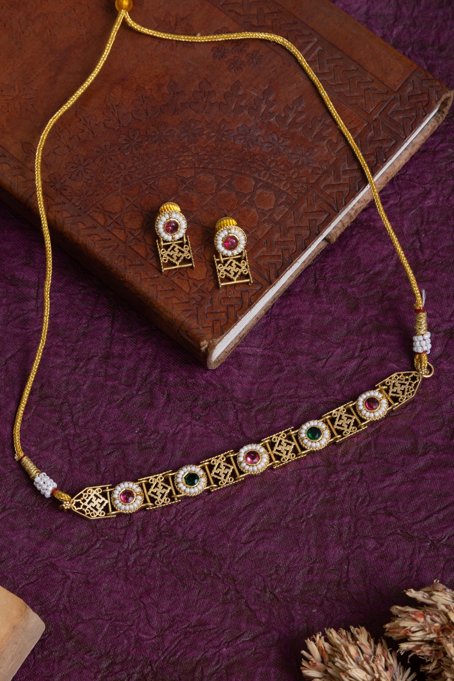 Anusha sleek gold choker