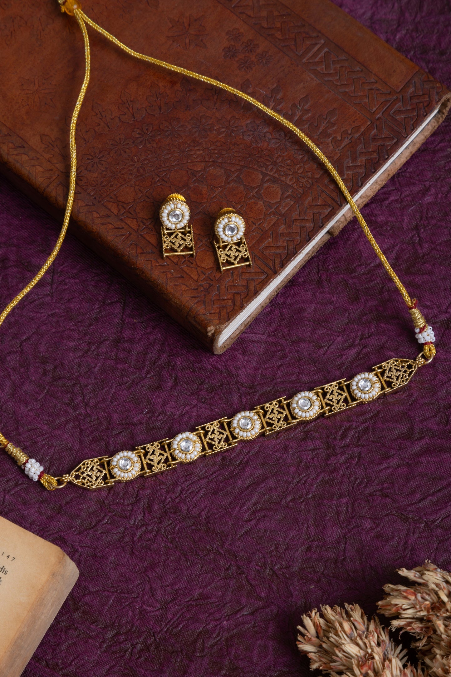 Anusha sleek gold choker
