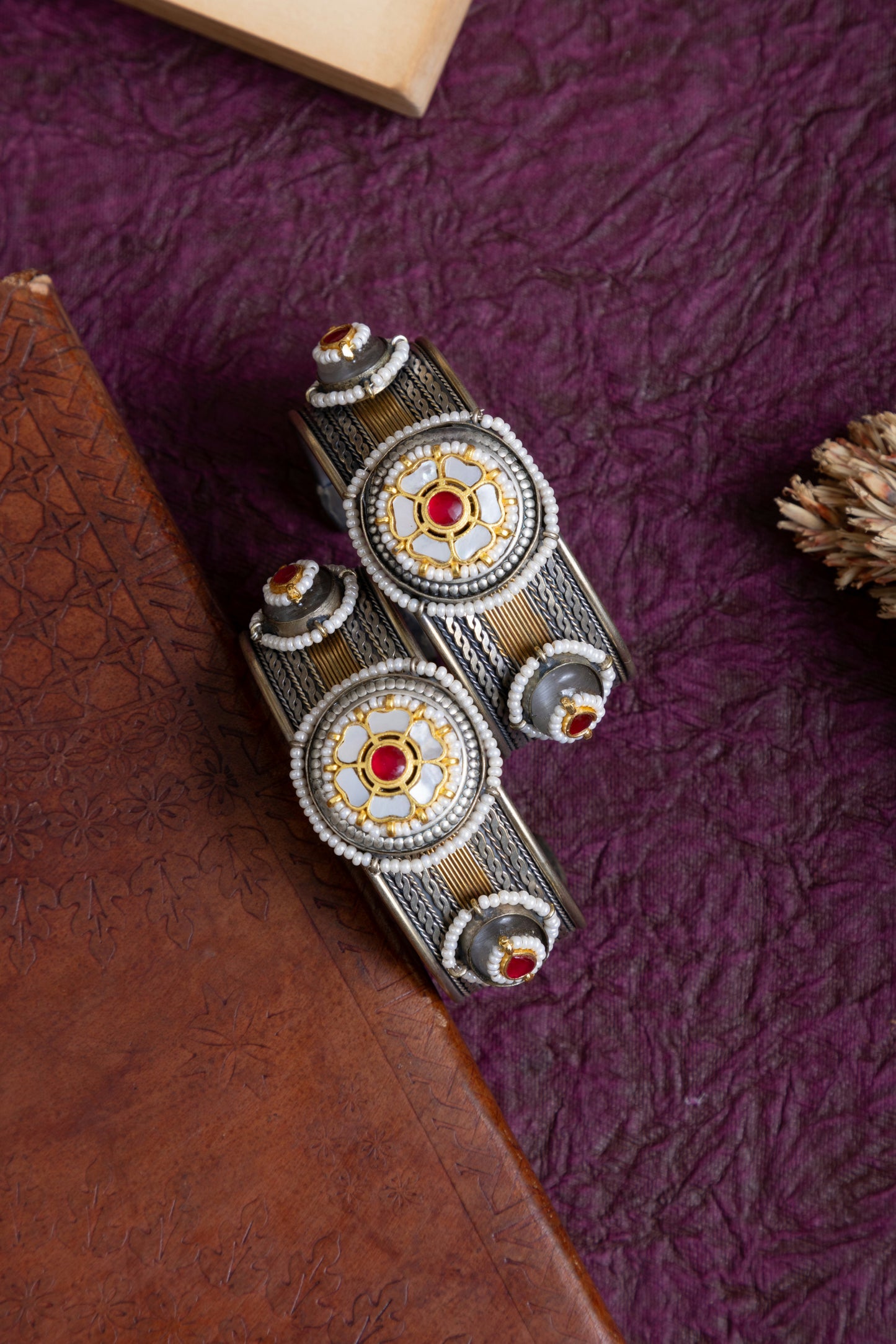 Mohana pachi kundan handcuff