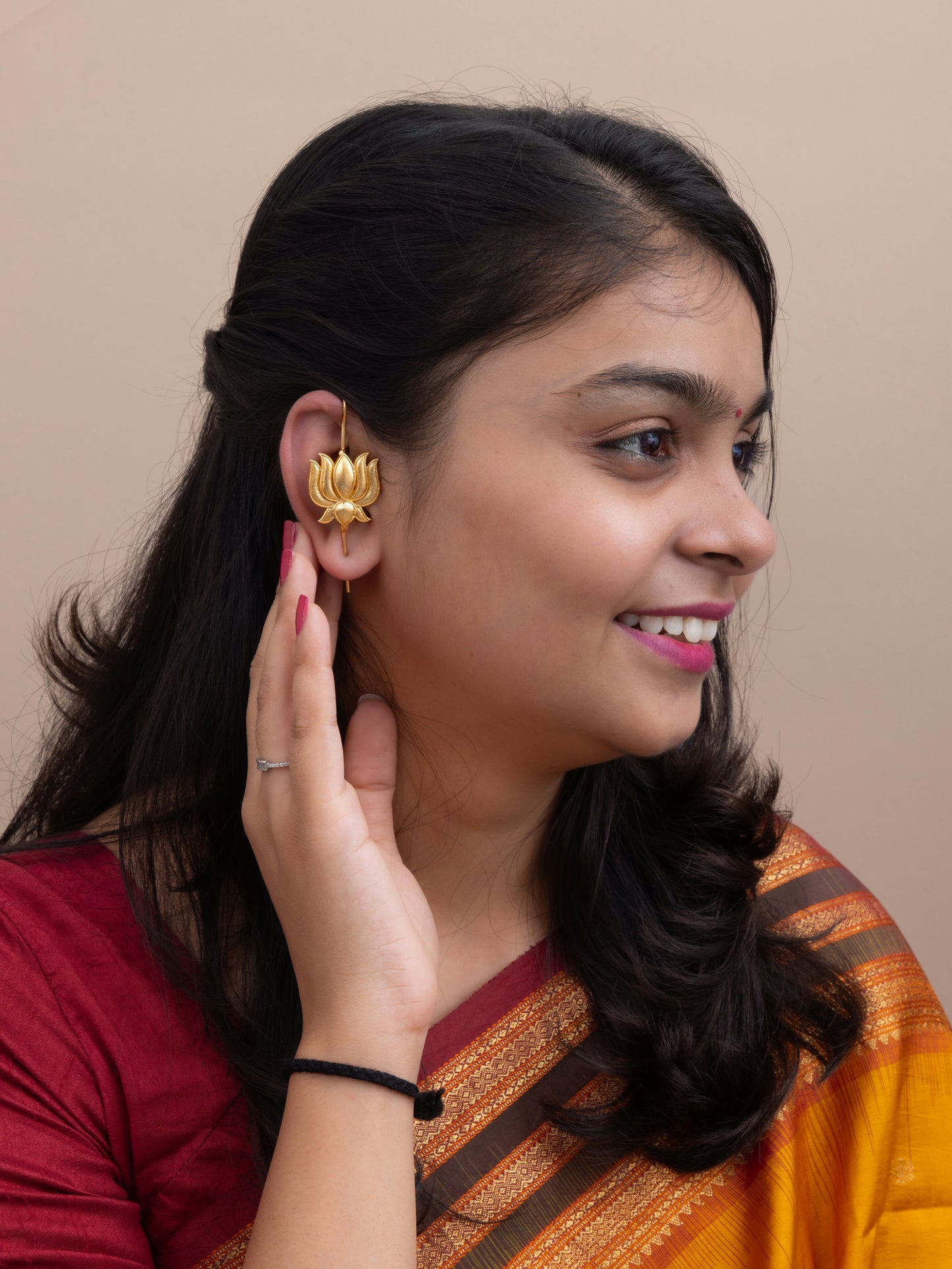 Lotus needle gold earcuff 🪷