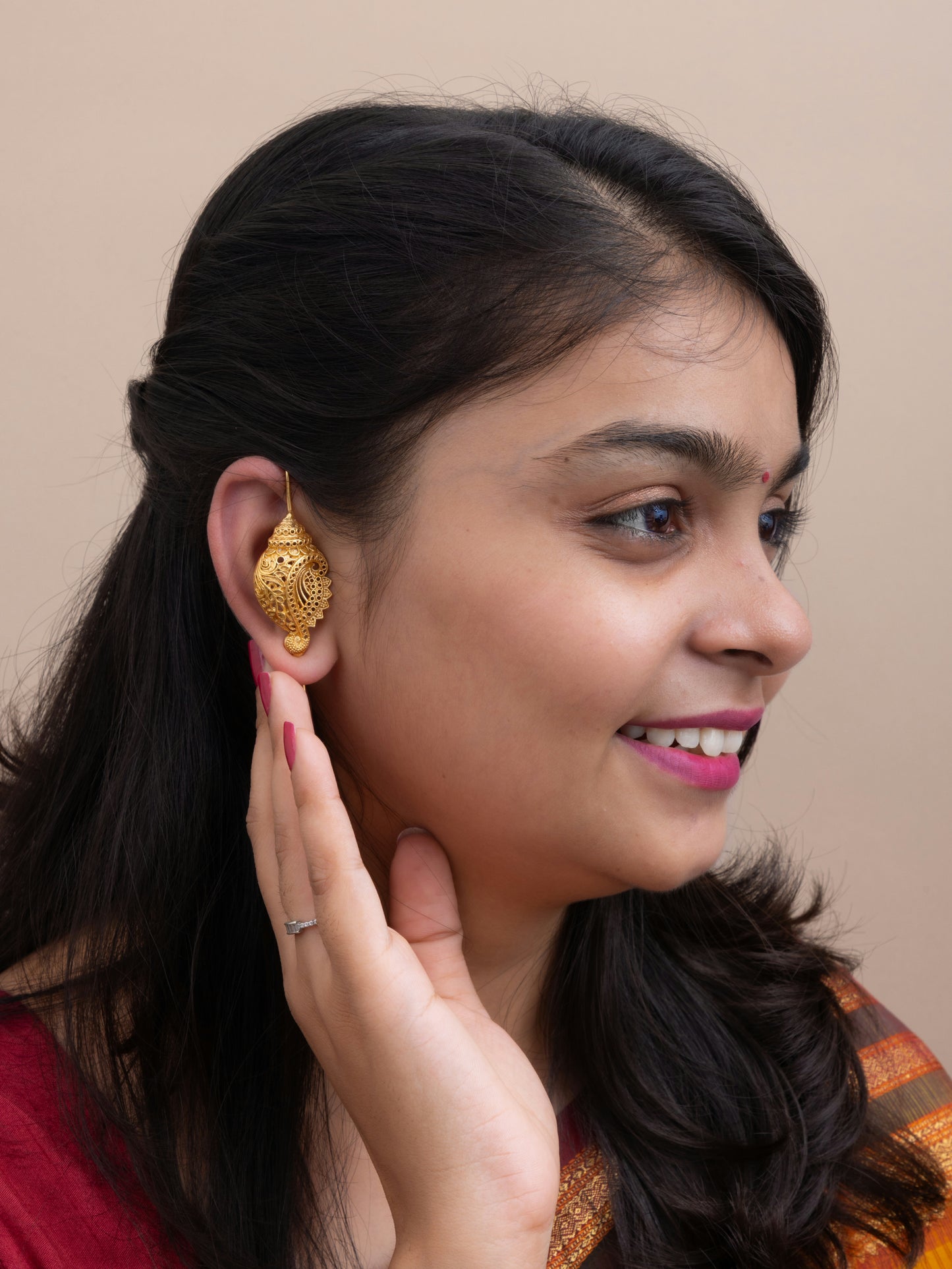 Shankh needle gold earcuff