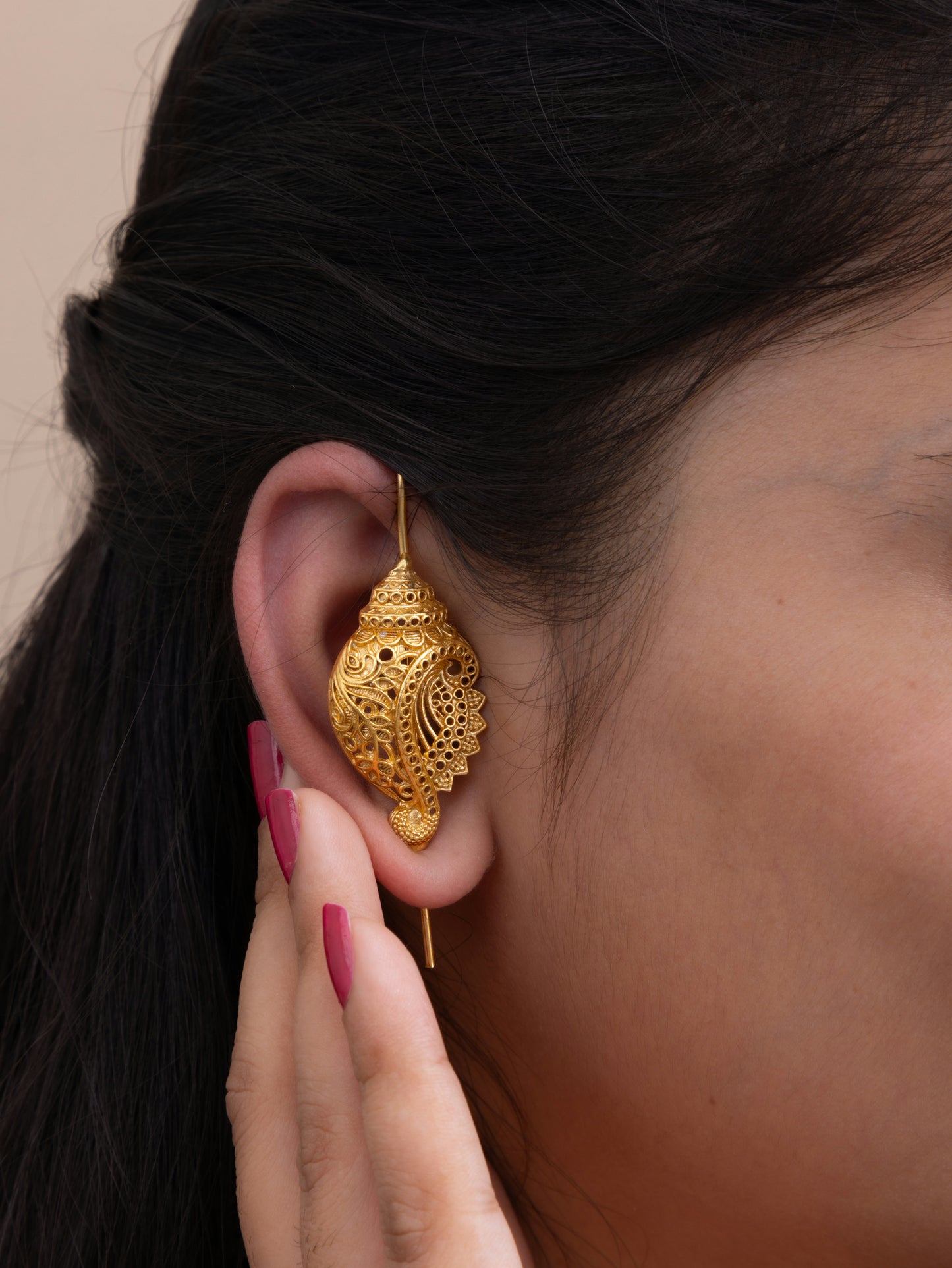 Shankh needle gold earcuff