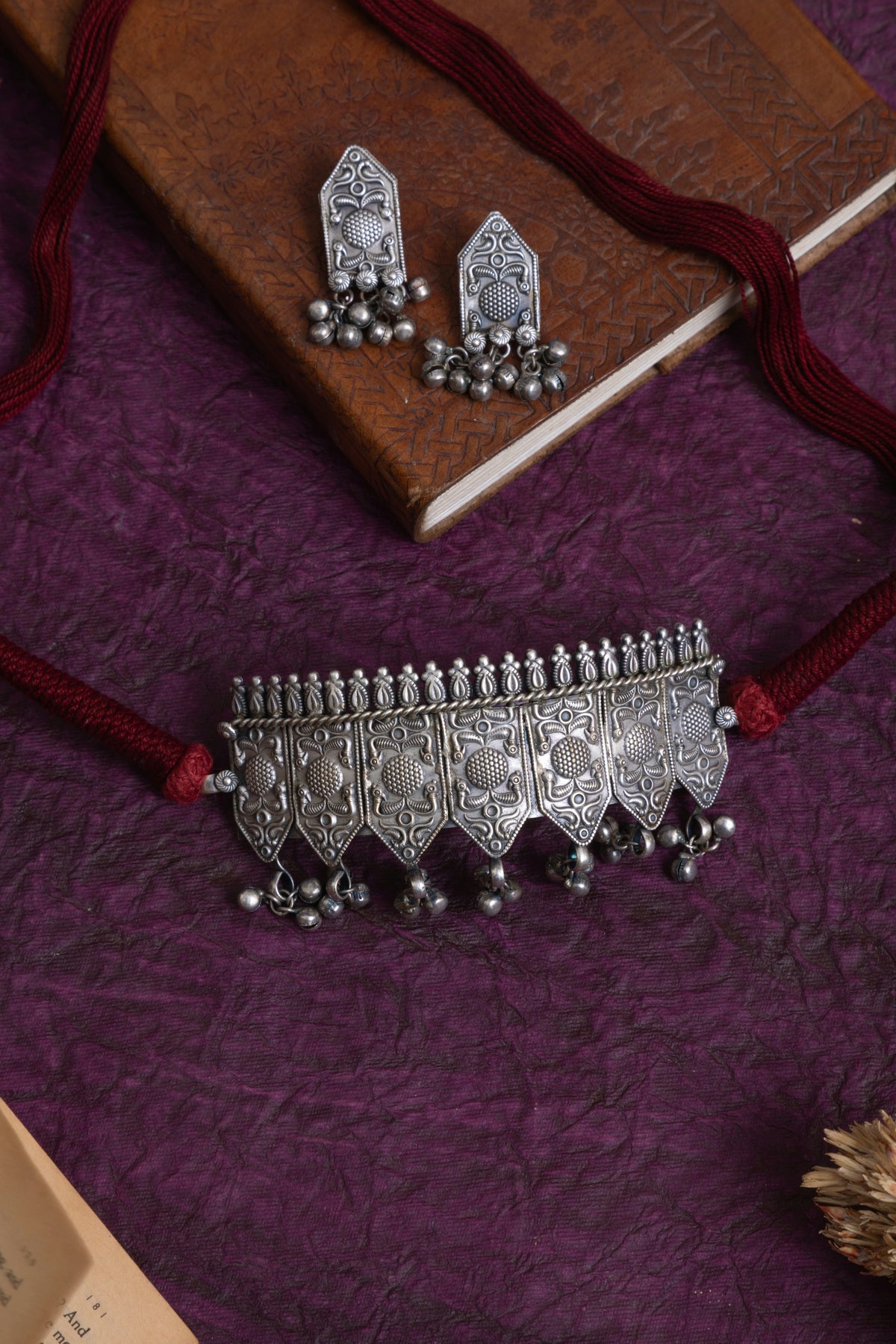 Hezal silver look motif detailing hasli choker