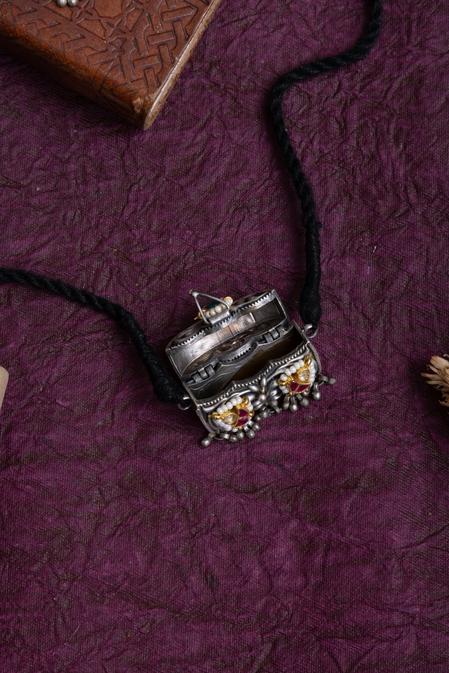 Mini bag pachi kundan thread necklace