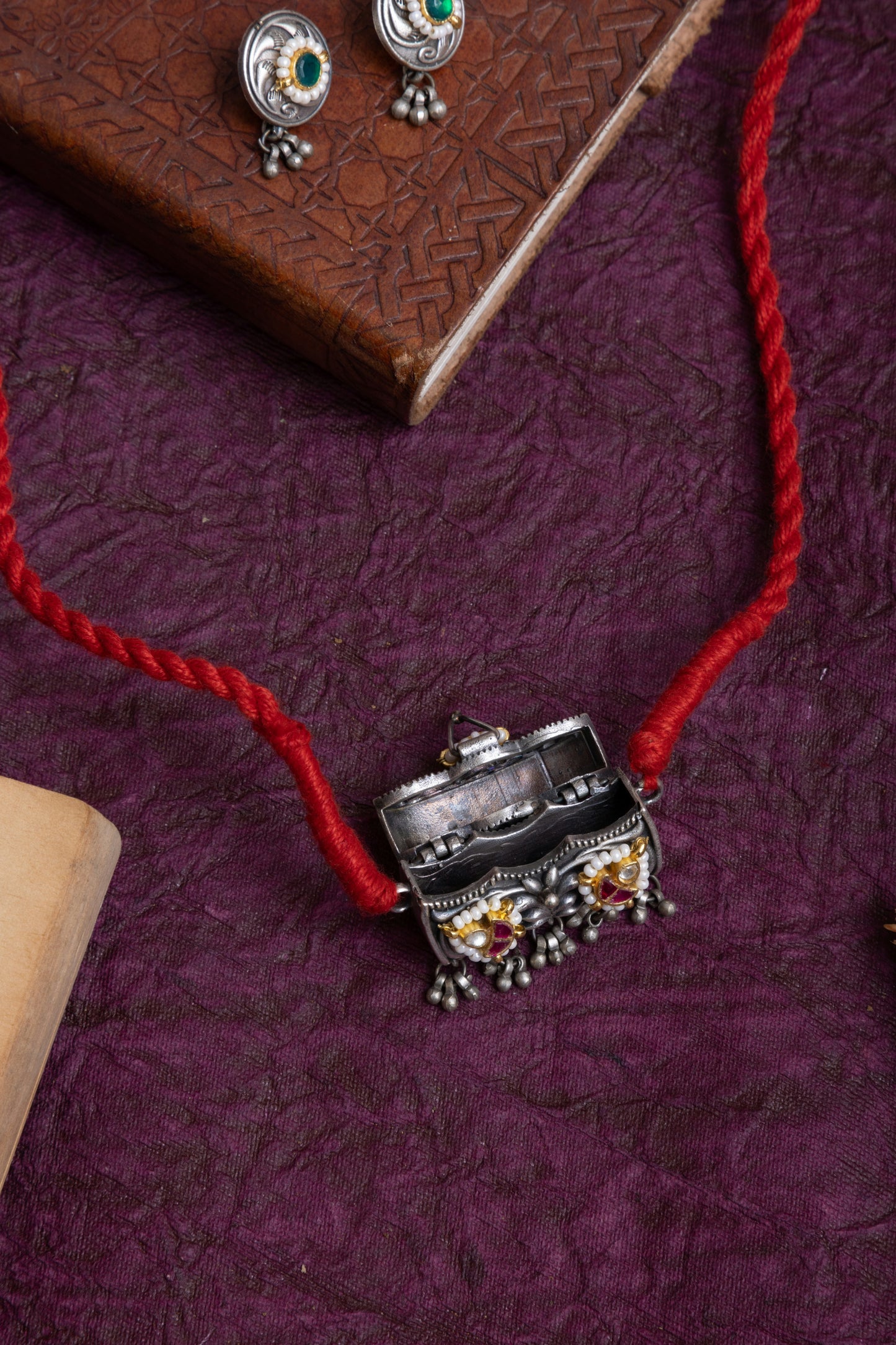 Mini bag pachi kundan thread necklace