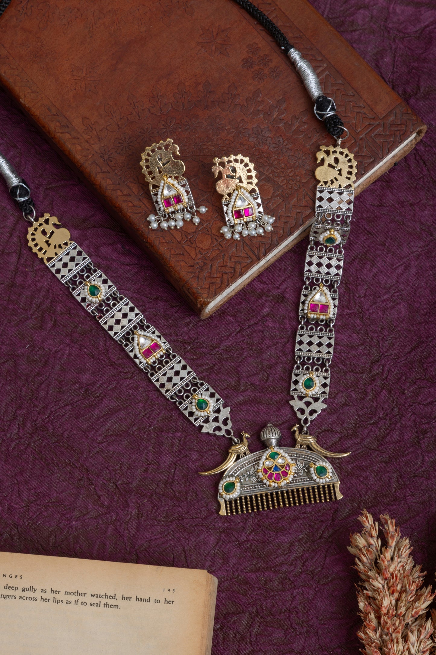 Pavitra fusion kundan necklace