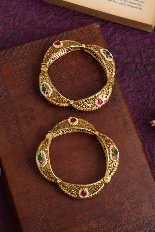 Kirti large size Pachi kundan gold kada