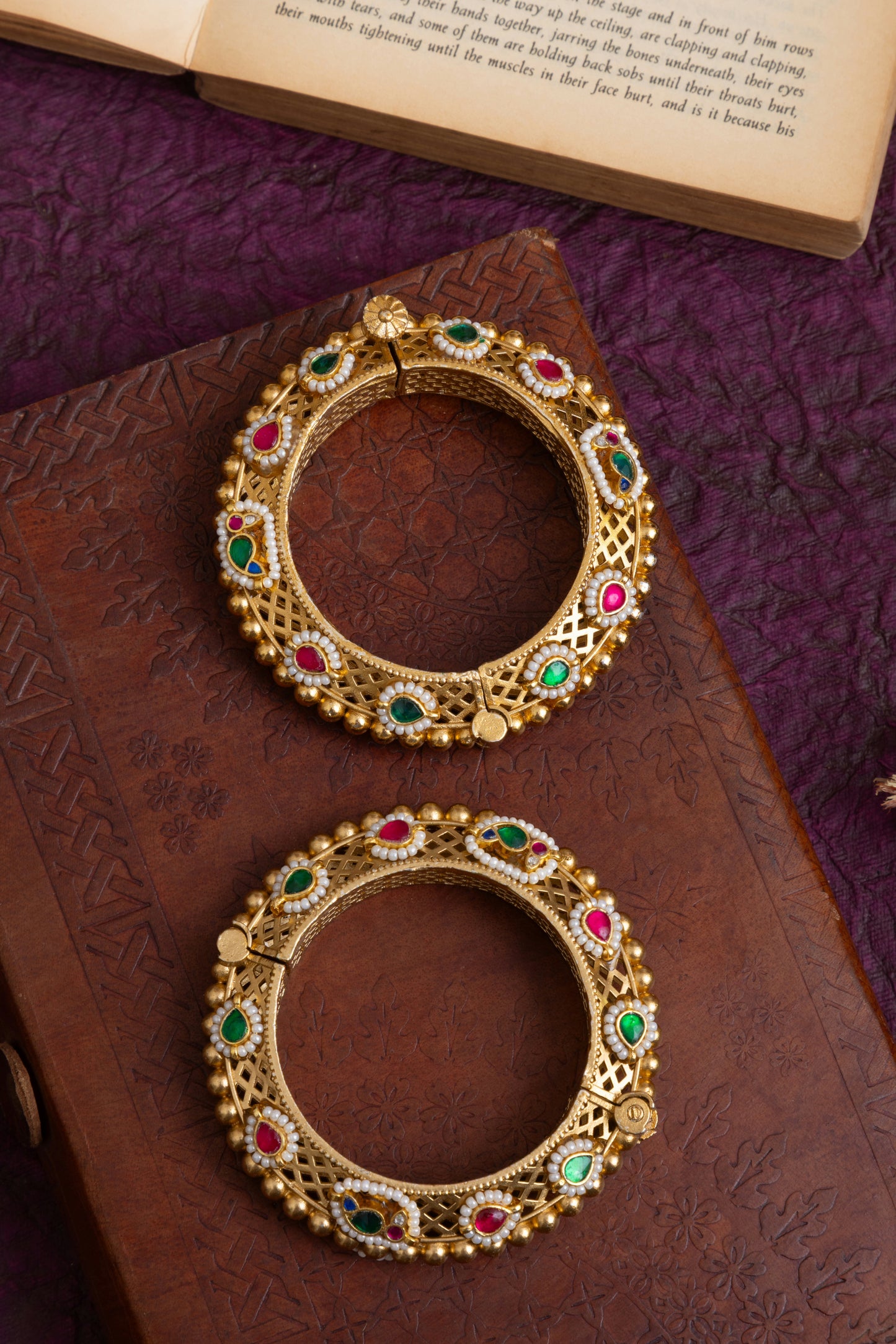 Saloni small size golden kundan kada