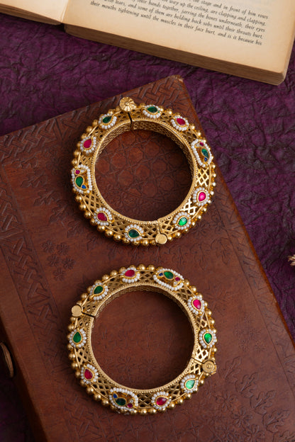 Saloni small size golden kundan kada