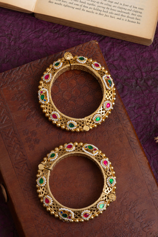 Saloni small size golden kundan kada