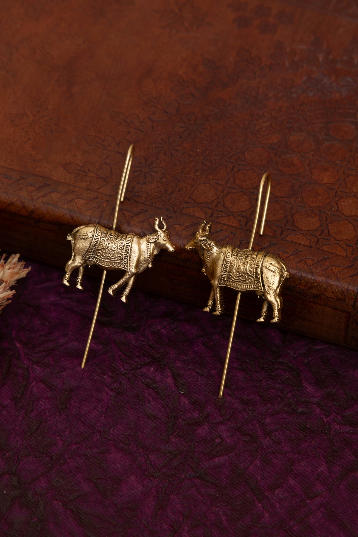 Bull nandi needle gold earcuff