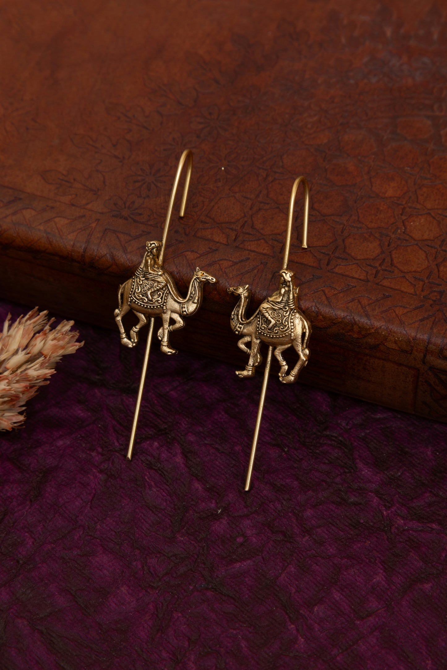 Musafir needle gold earcuff