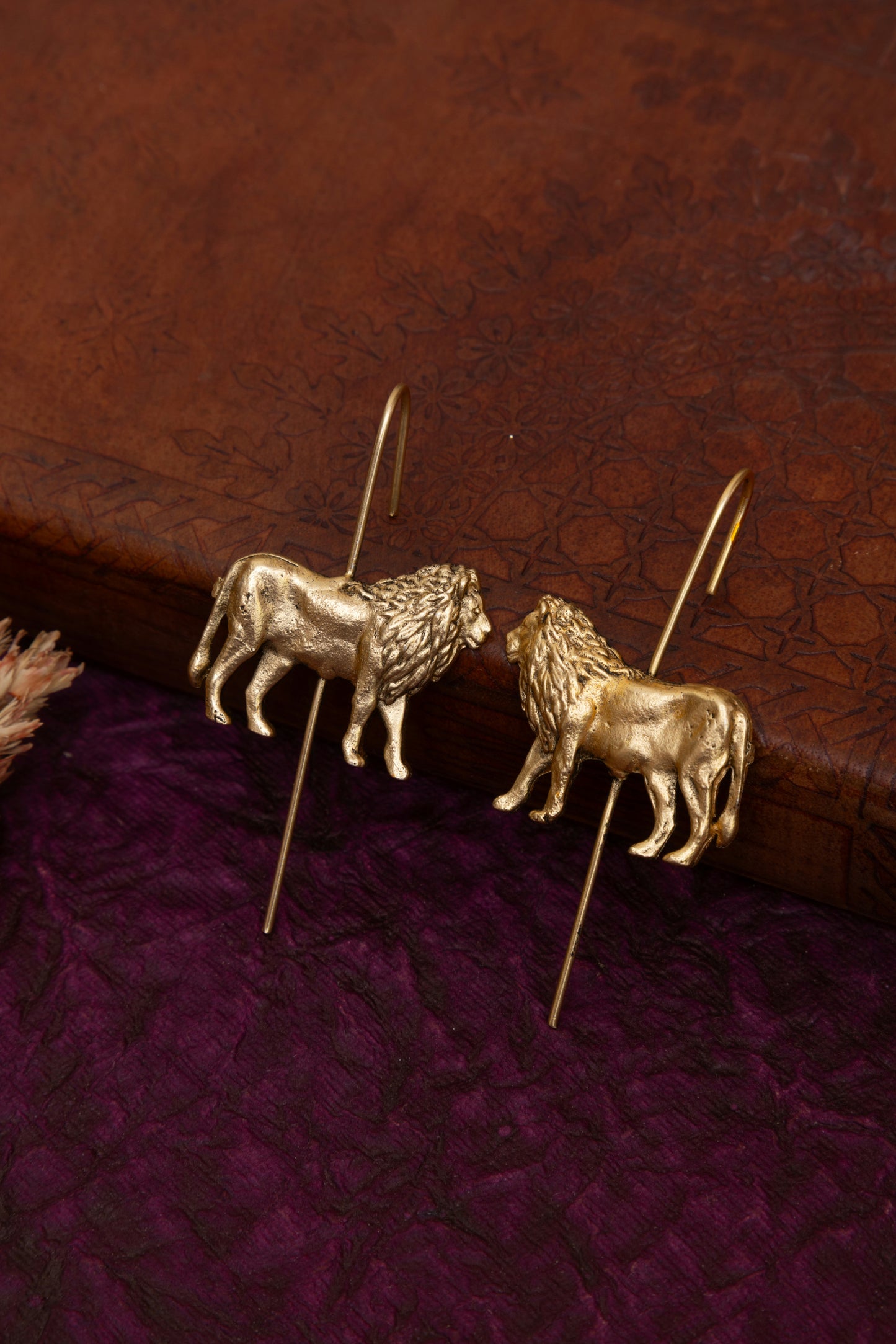 Lion needle gold earcuff