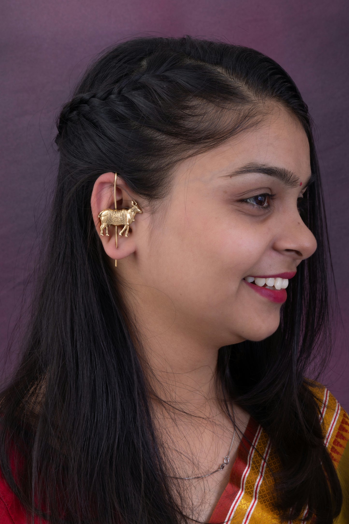 Bull nandi needle gold earcuff