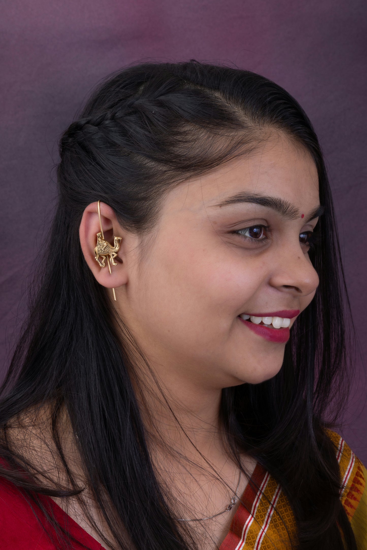 Musafir needle gold earcuff