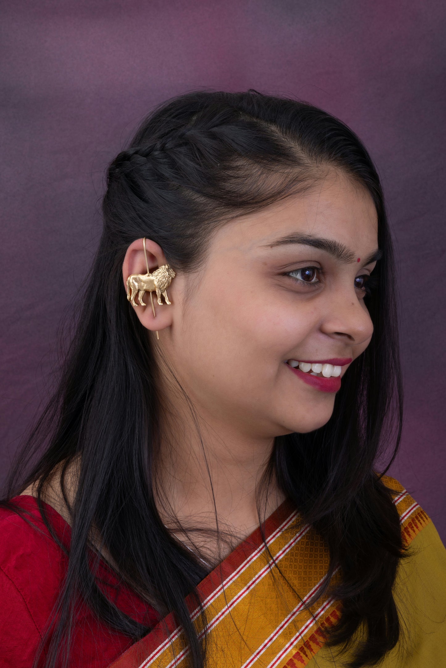 Lion needle gold earcuff